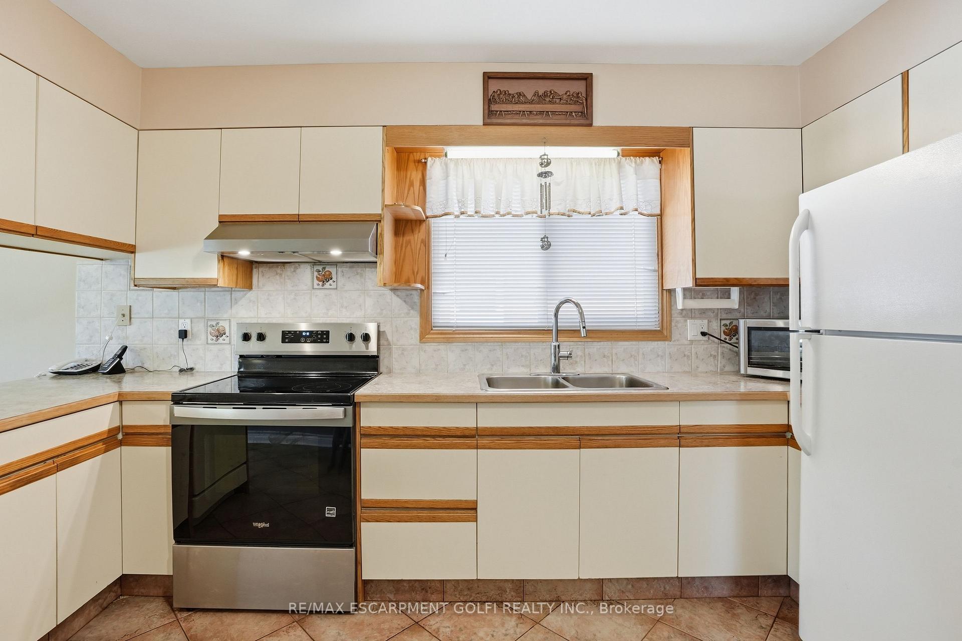 Photo 8 of 18 Pleasant Avenue, Hamilton, Stoney Creek — HOMEH