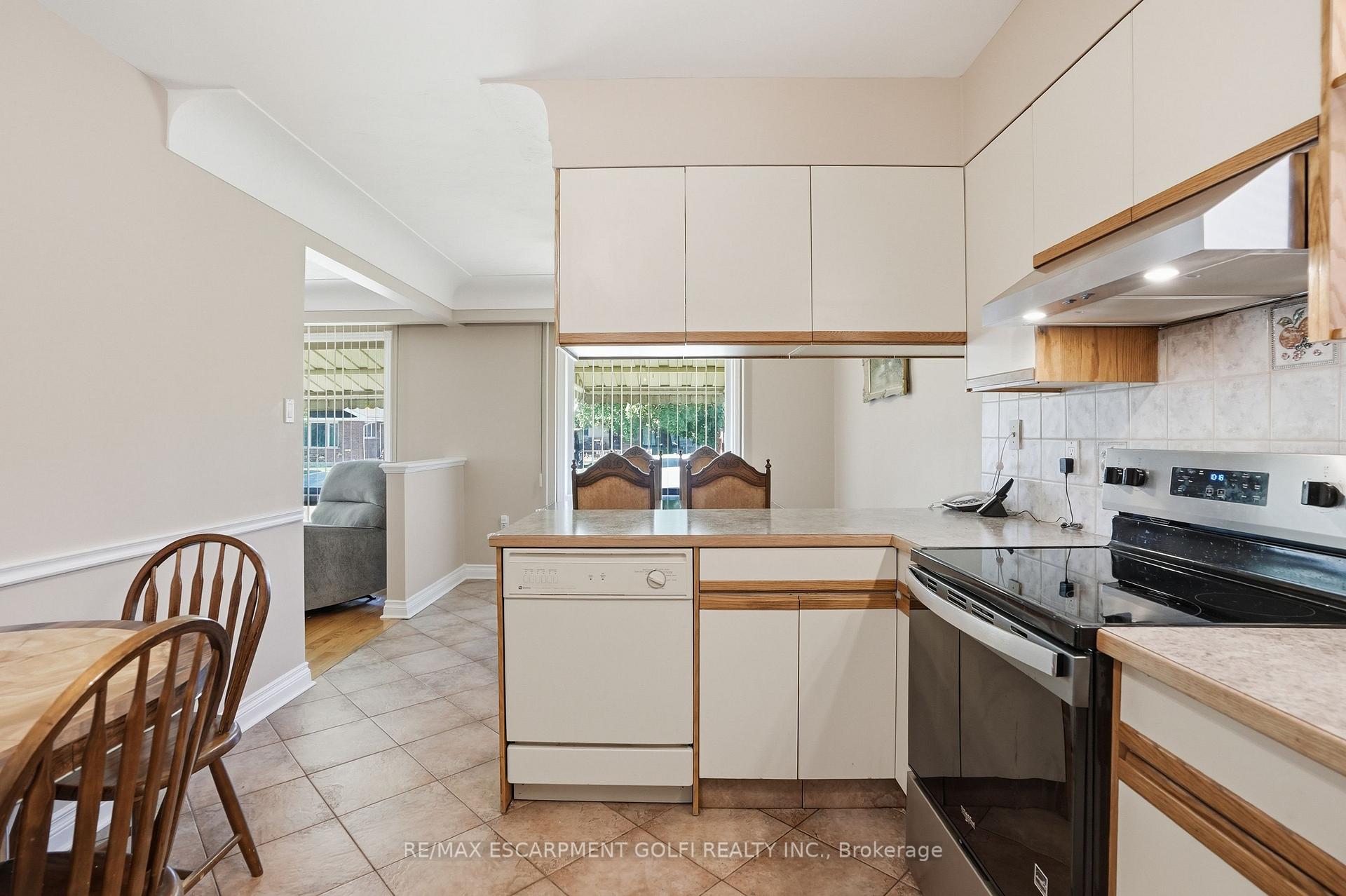Photo 10 of 18 Pleasant Avenue, Hamilton, Stoney Creek — HOMEH