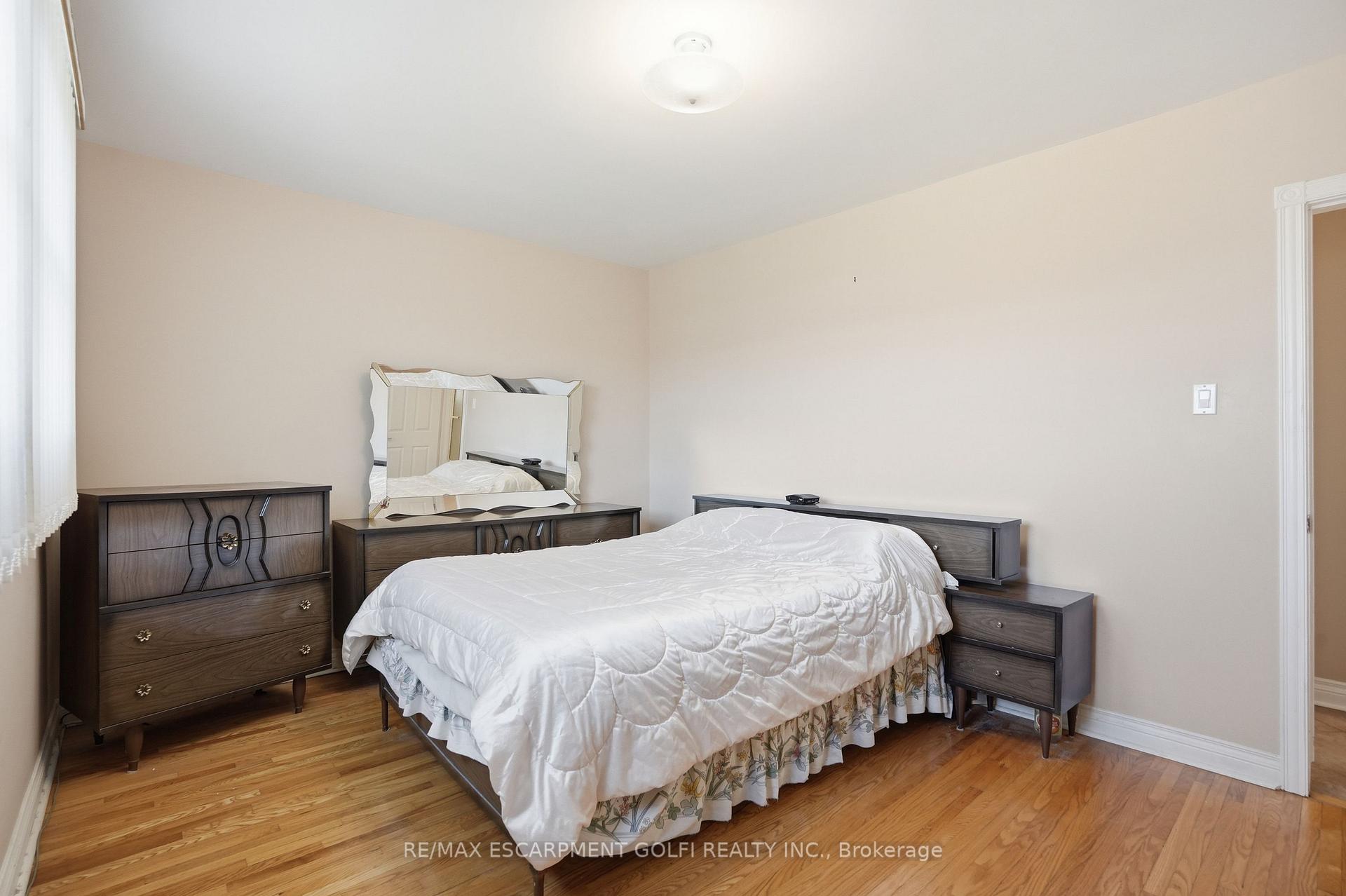 Photo 13 of 18 Pleasant Avenue, Hamilton, Stoney Creek — HOMEH