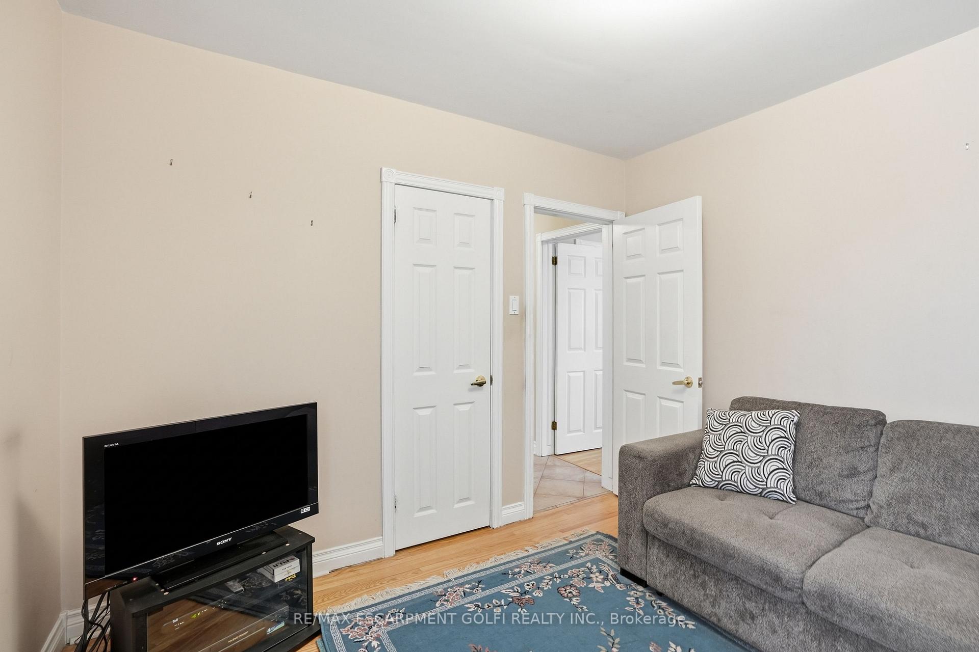 Photo 12 of 18 Pleasant Avenue, Hamilton, Stoney Creek — HOMEH