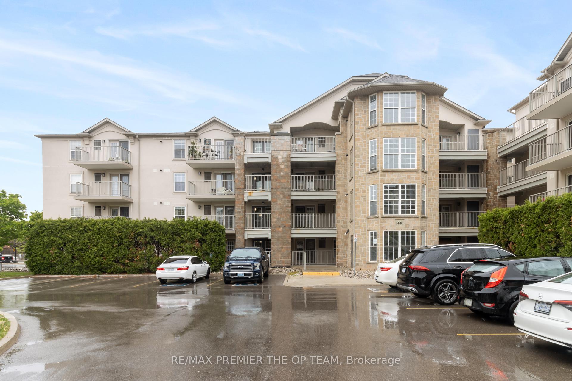 Photo 4 of Unit 404, 1440 Bishops Gate, Oakville, Glen Abbey — HOMEH