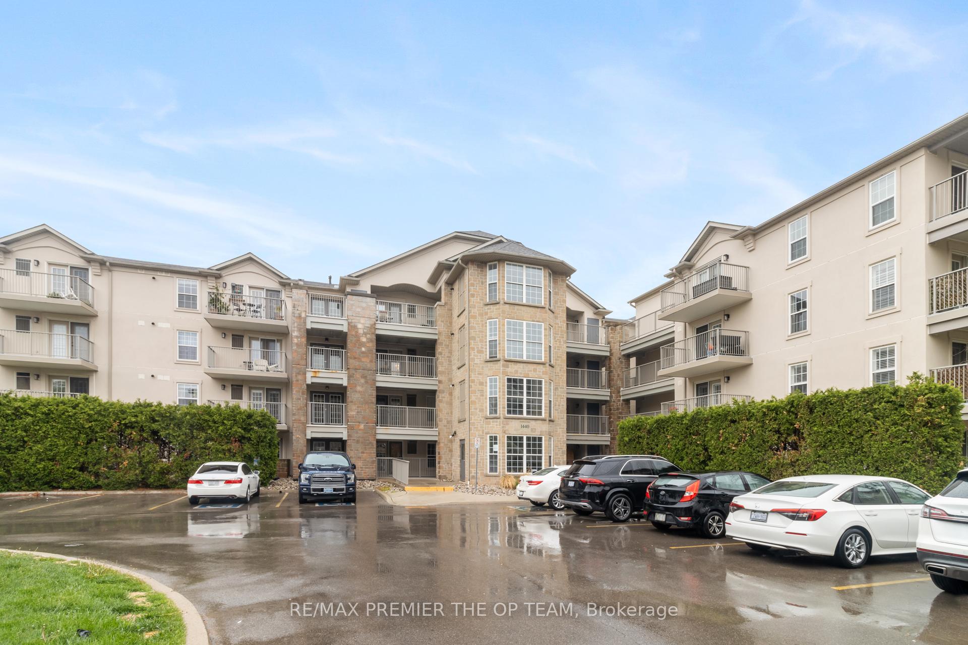 Photo 5 of Unit 404, 1440 Bishops Gate, Oakville, Glen Abbey — HOMEH
