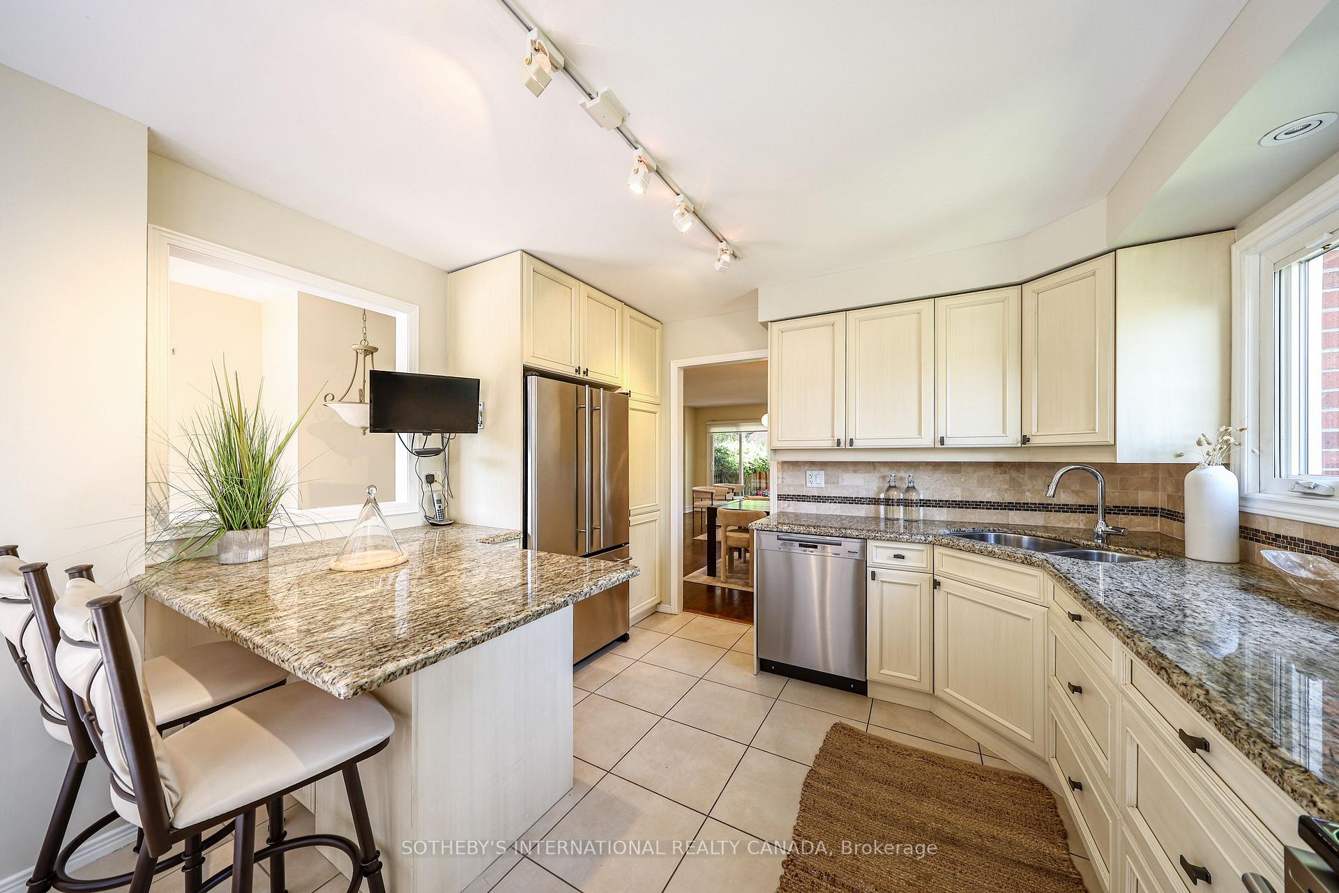 Photo 13 of 70 Sylvan Valley Way, Toronto, Bedford Park-Nortown — HOMEH