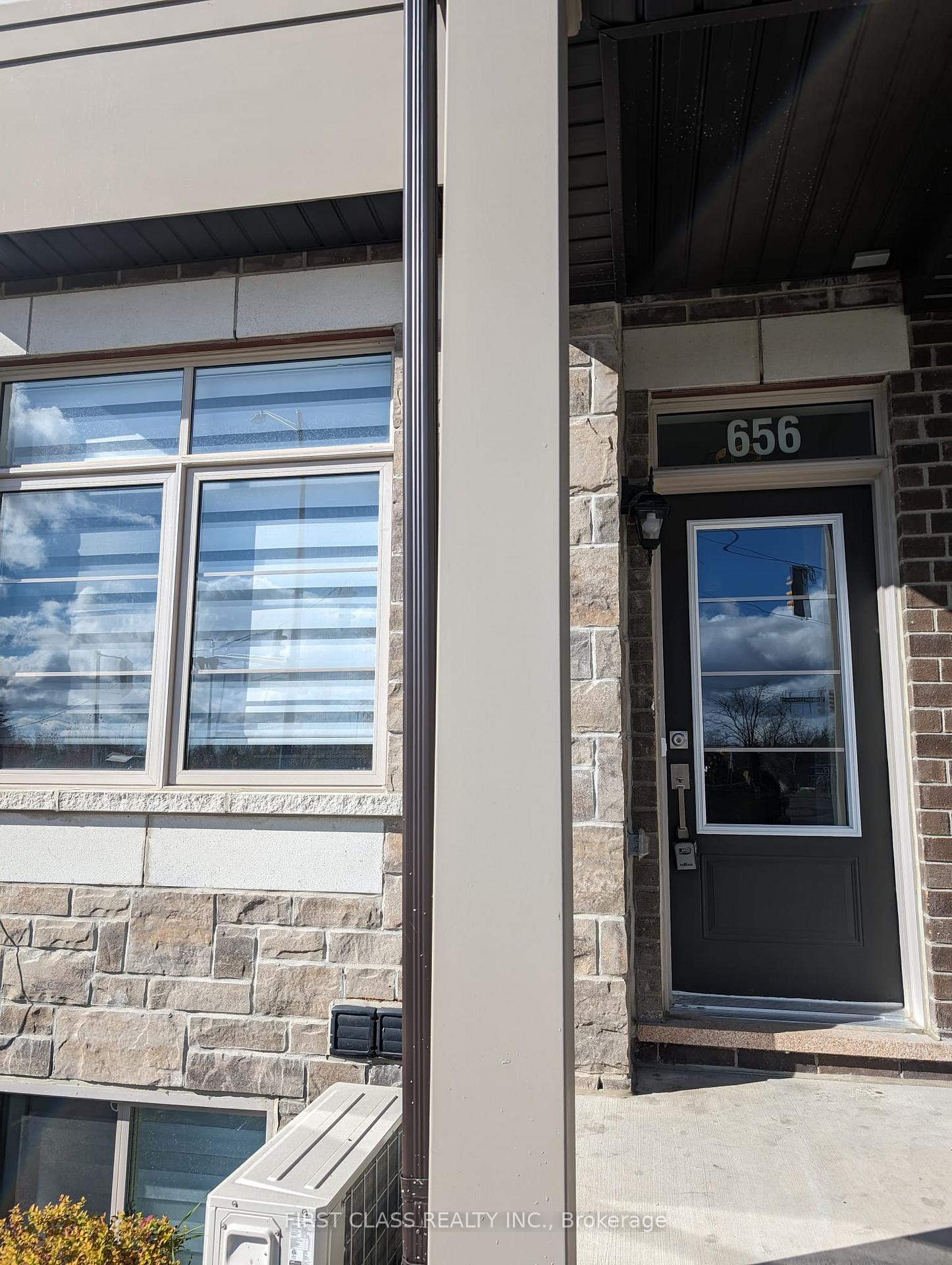 Photo 4 of 656 Copper Creek Drive, Markham, Cedar Grove — HOMEH