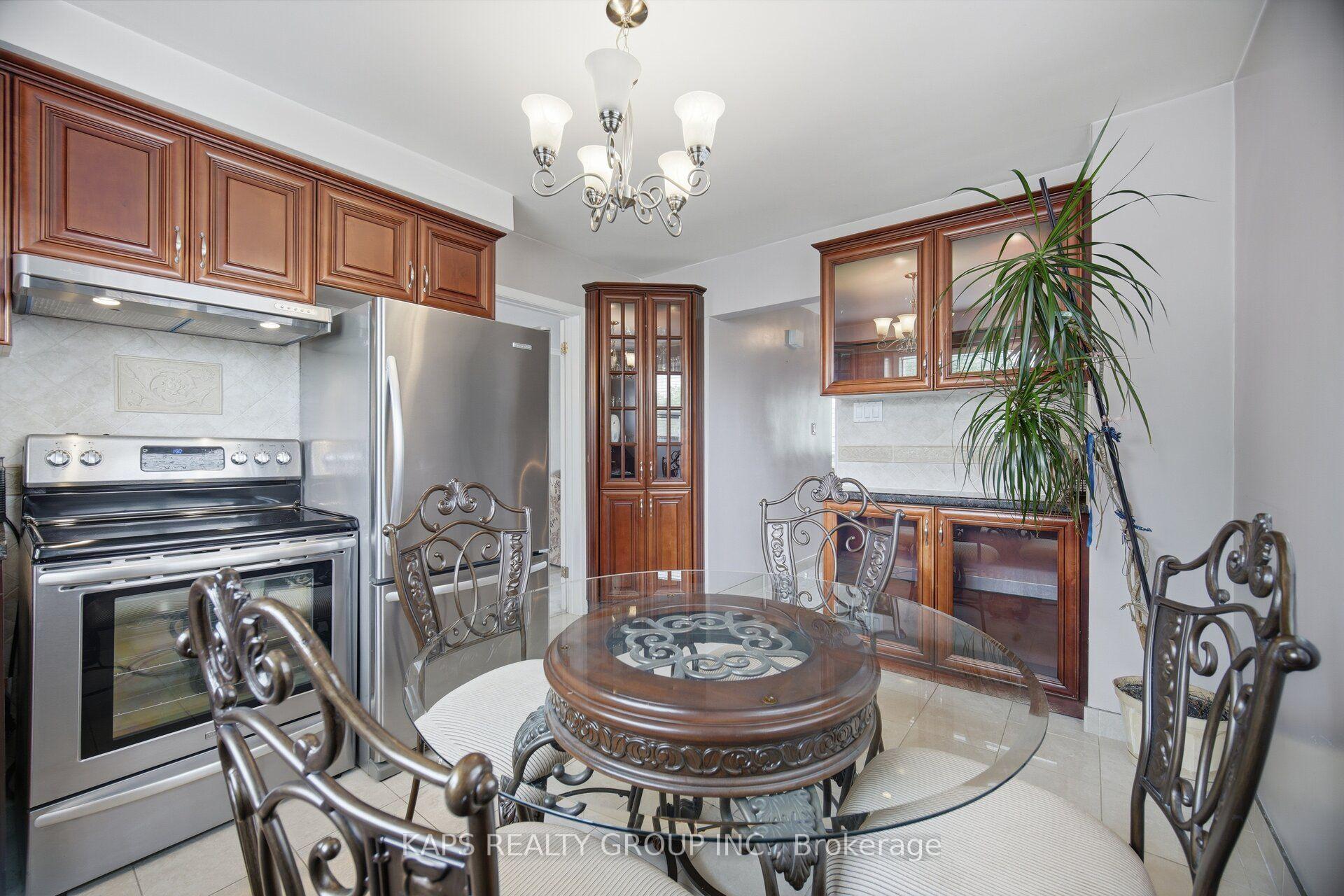 Photo 11 of 43 Donofree Road, North York, Maple Leaf — HOMEH