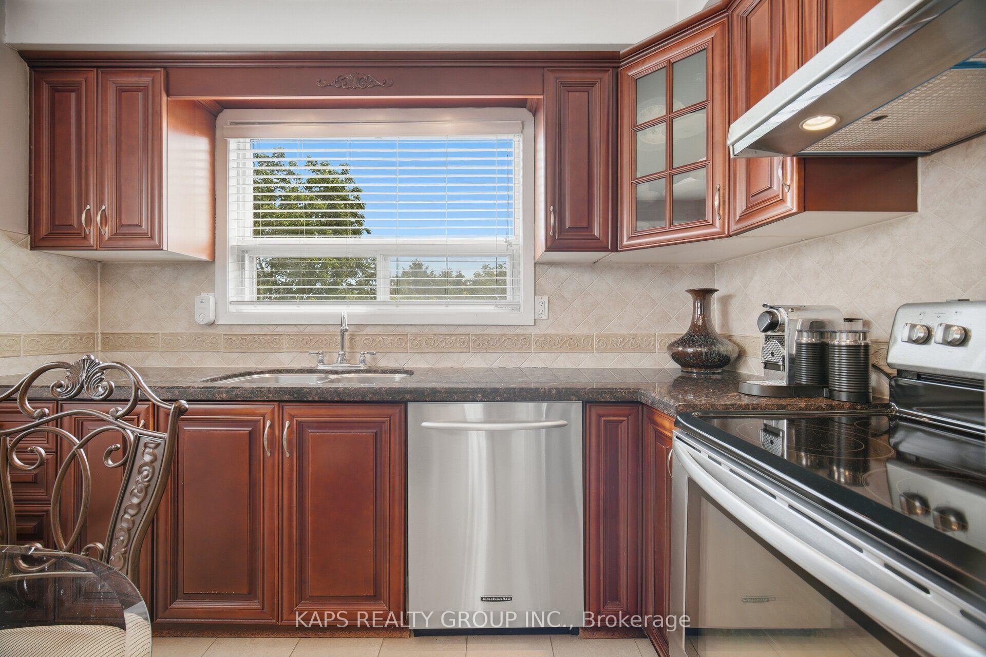 Photo 14 of 43 Donofree Road, North York, Maple Leaf — HOMEH