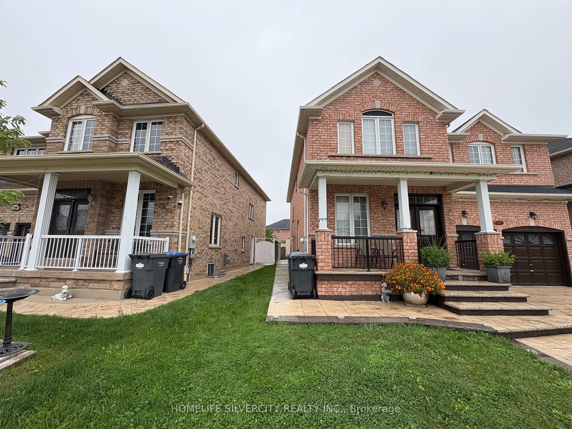 Photo 2 of 102 Earlsbridge Boulevard, Brampton, Fletcher's Meadow — HOMEH