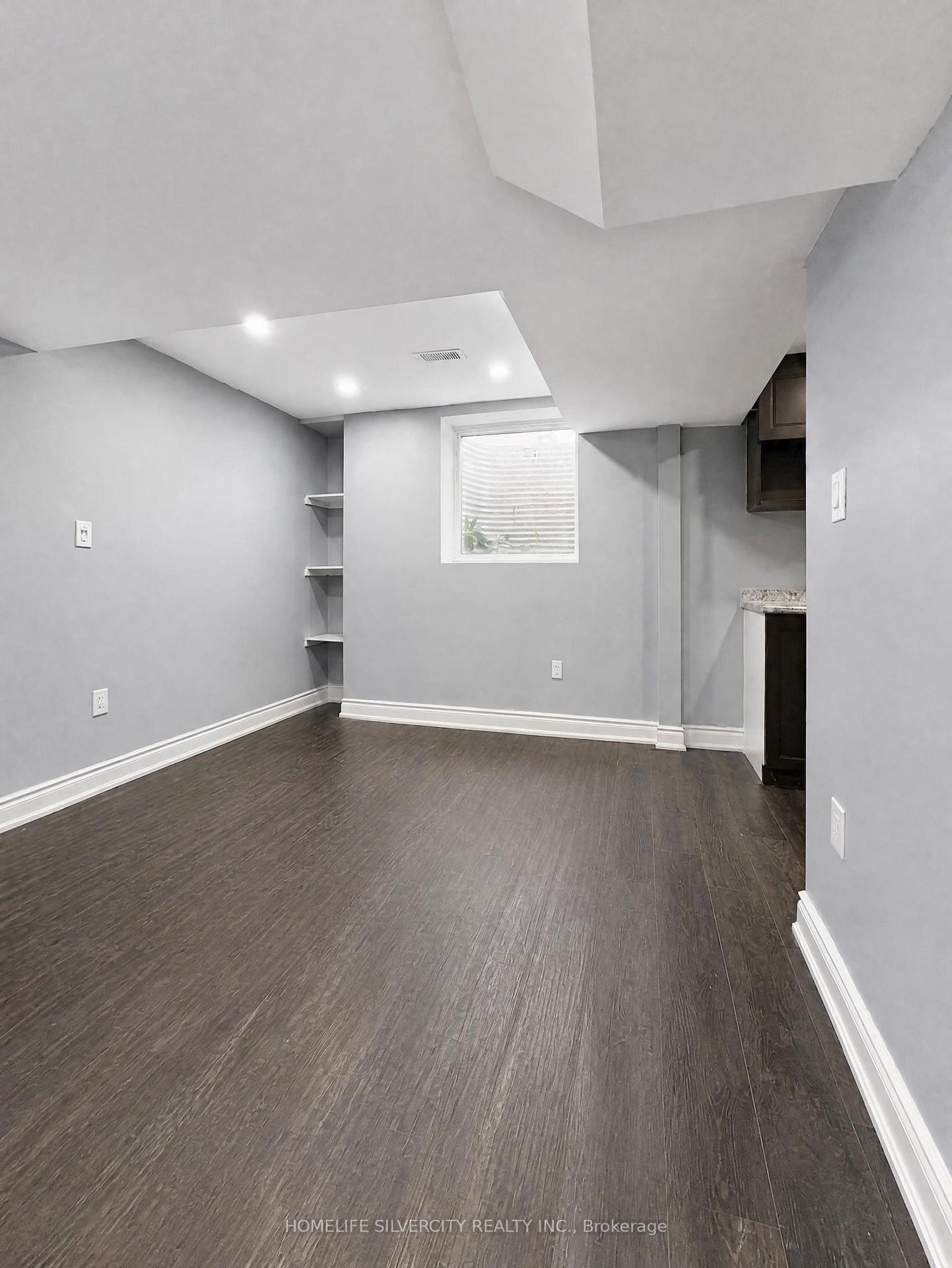 Photo 4 of 102 Earlsbridge Boulevard, Brampton, Fletcher's Meadow — HOMEH