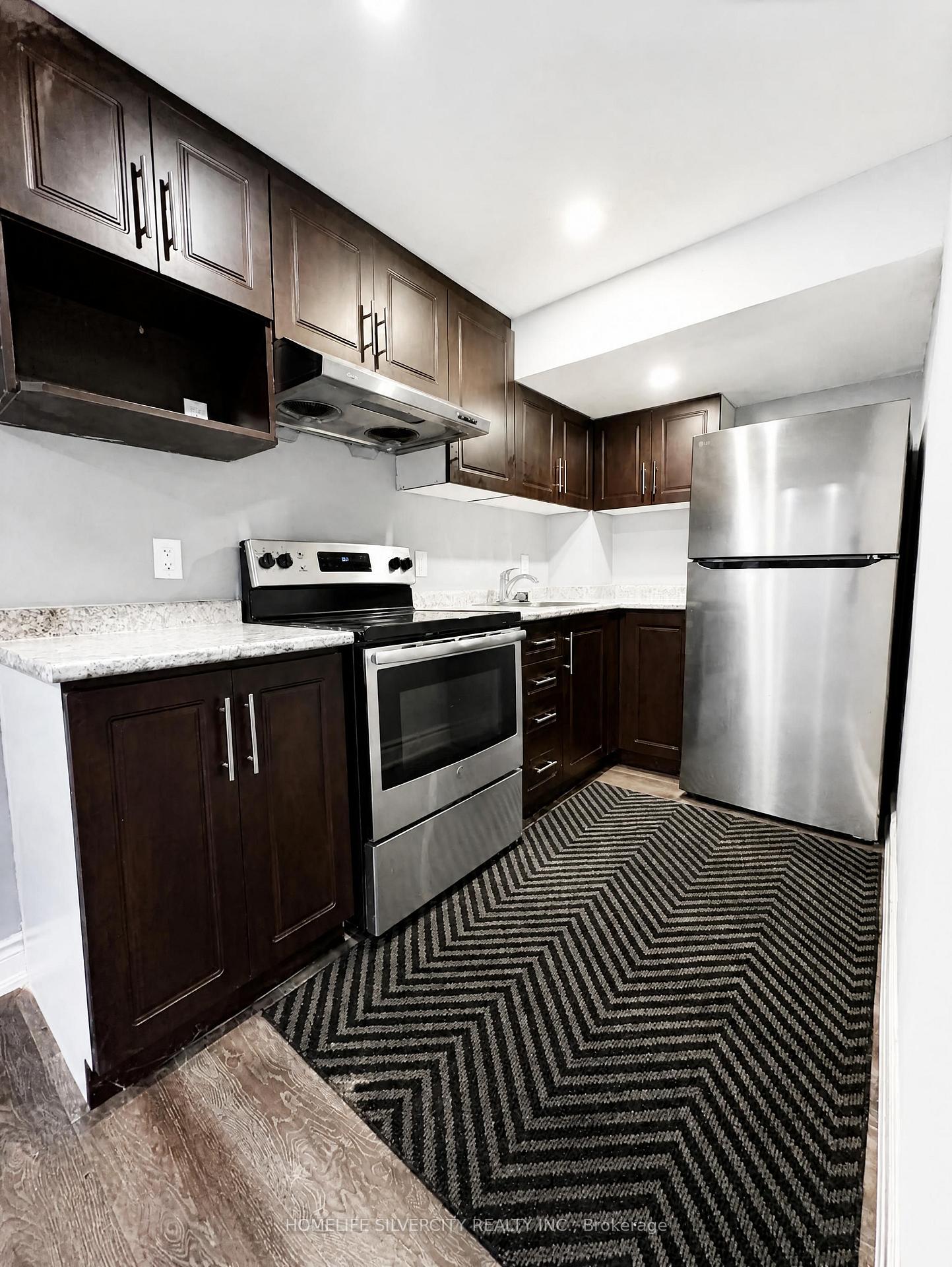Photo 5 of 102 Earlsbridge Boulevard, Brampton, Fletcher's Meadow — HOMEH