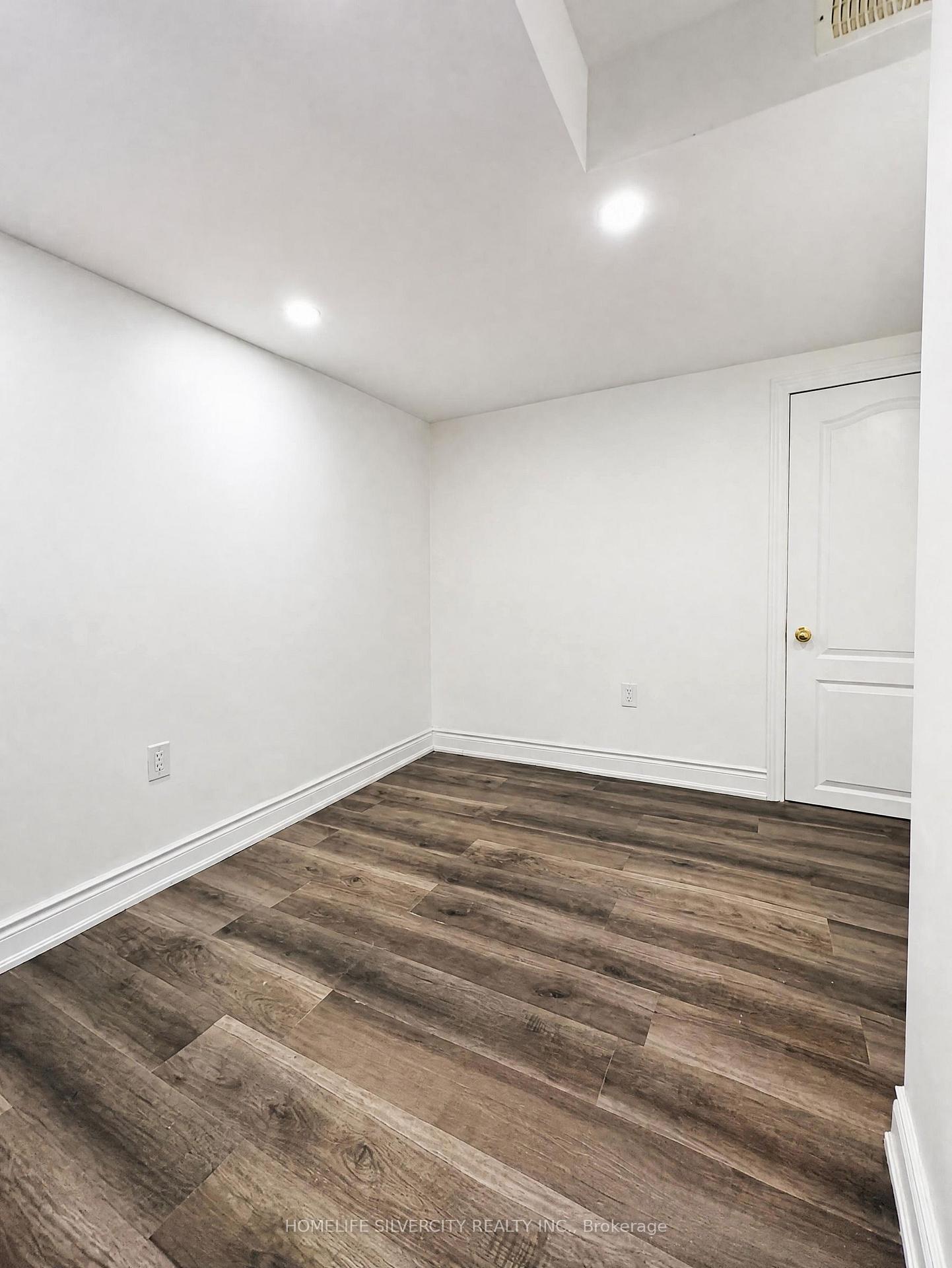 Photo 9 of 102 Earlsbridge Boulevard, Brampton, Fletcher's Meadow — HOMEH