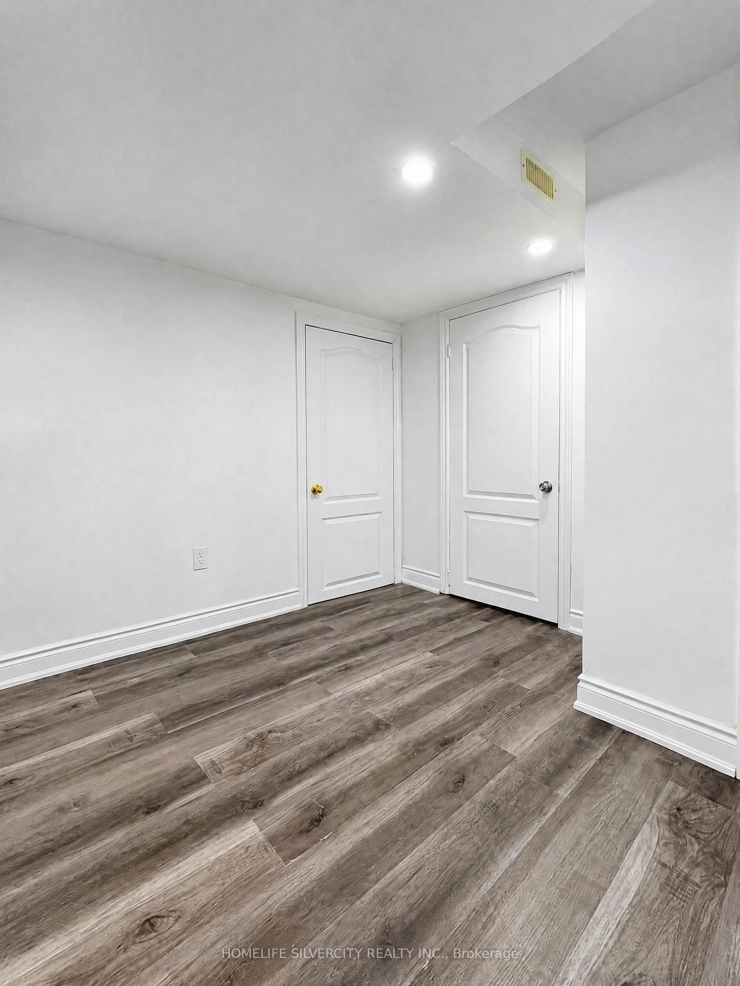 Photo 10 of 102 Earlsbridge Boulevard, Brampton, Fletcher's Meadow — HOMEH