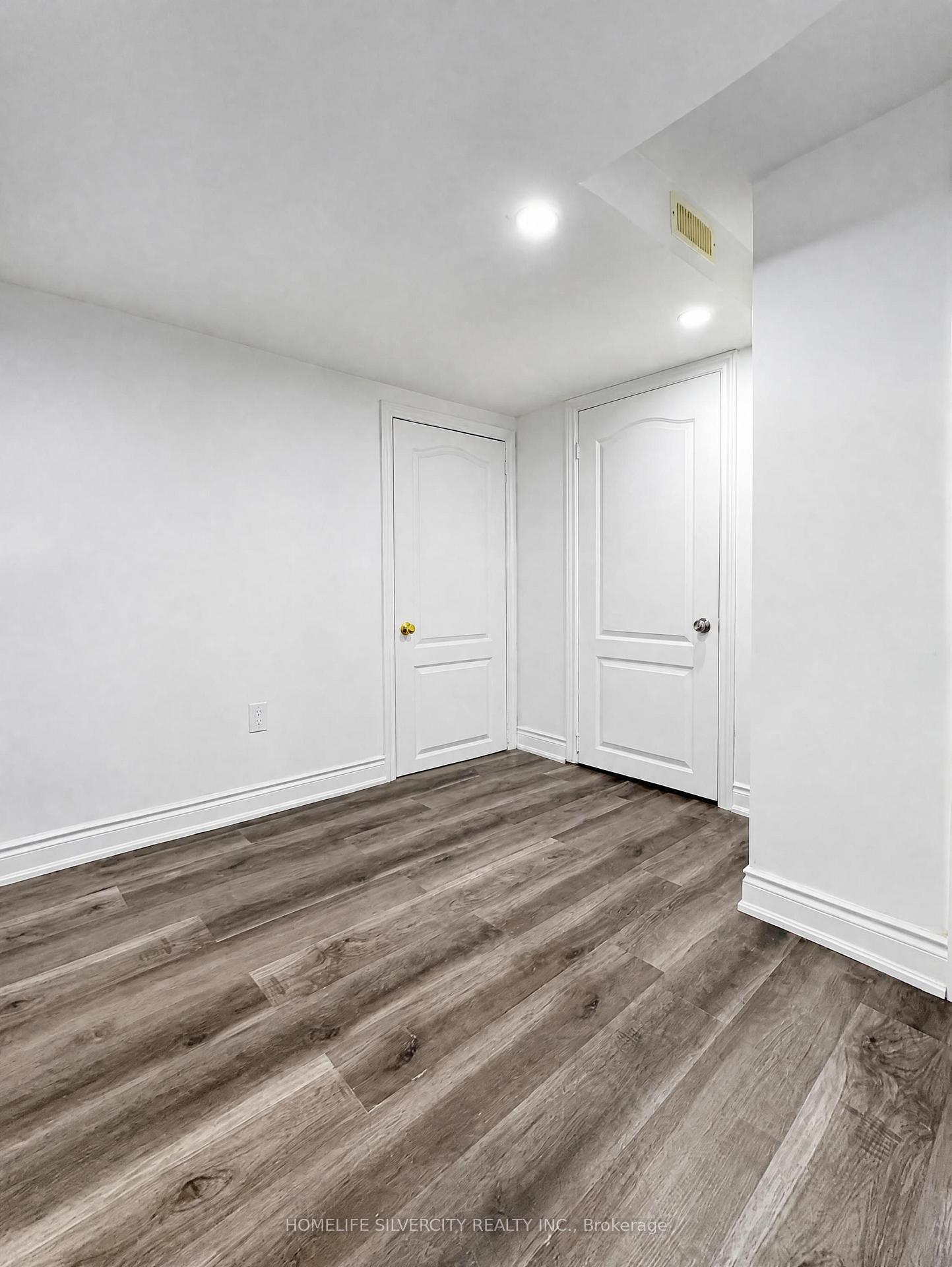 Photo 11 of 102 Earlsbridge Boulevard, Brampton, Fletcher's Meadow — HOMEH