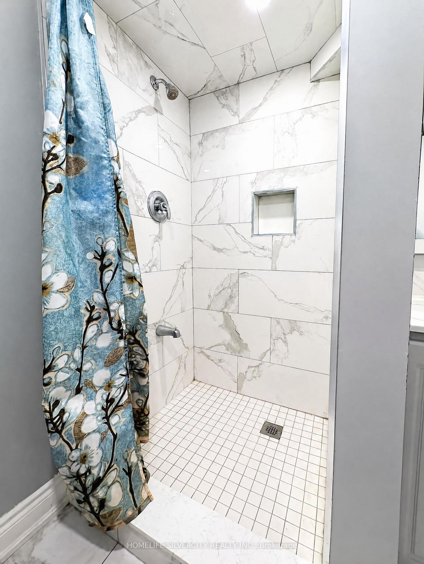 Photo 12 of 102 Earlsbridge Boulevard, Brampton, Fletcher's Meadow — HOMEH