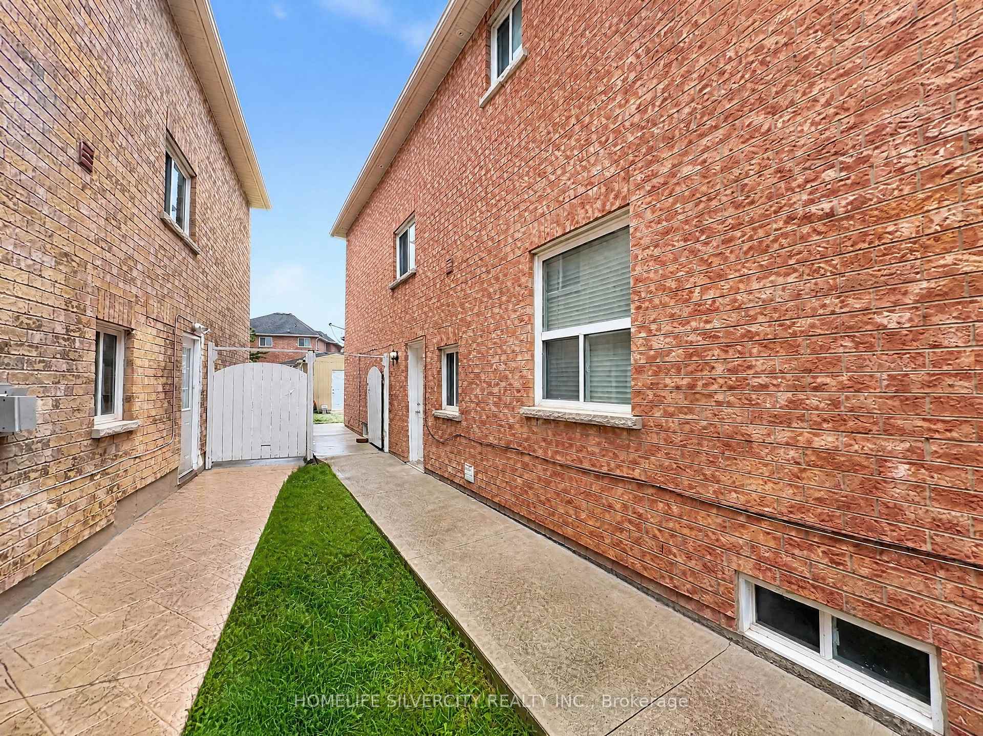 Photo 15 of 102 Earlsbridge Boulevard, Brampton, Fletcher's Meadow — HOMEH