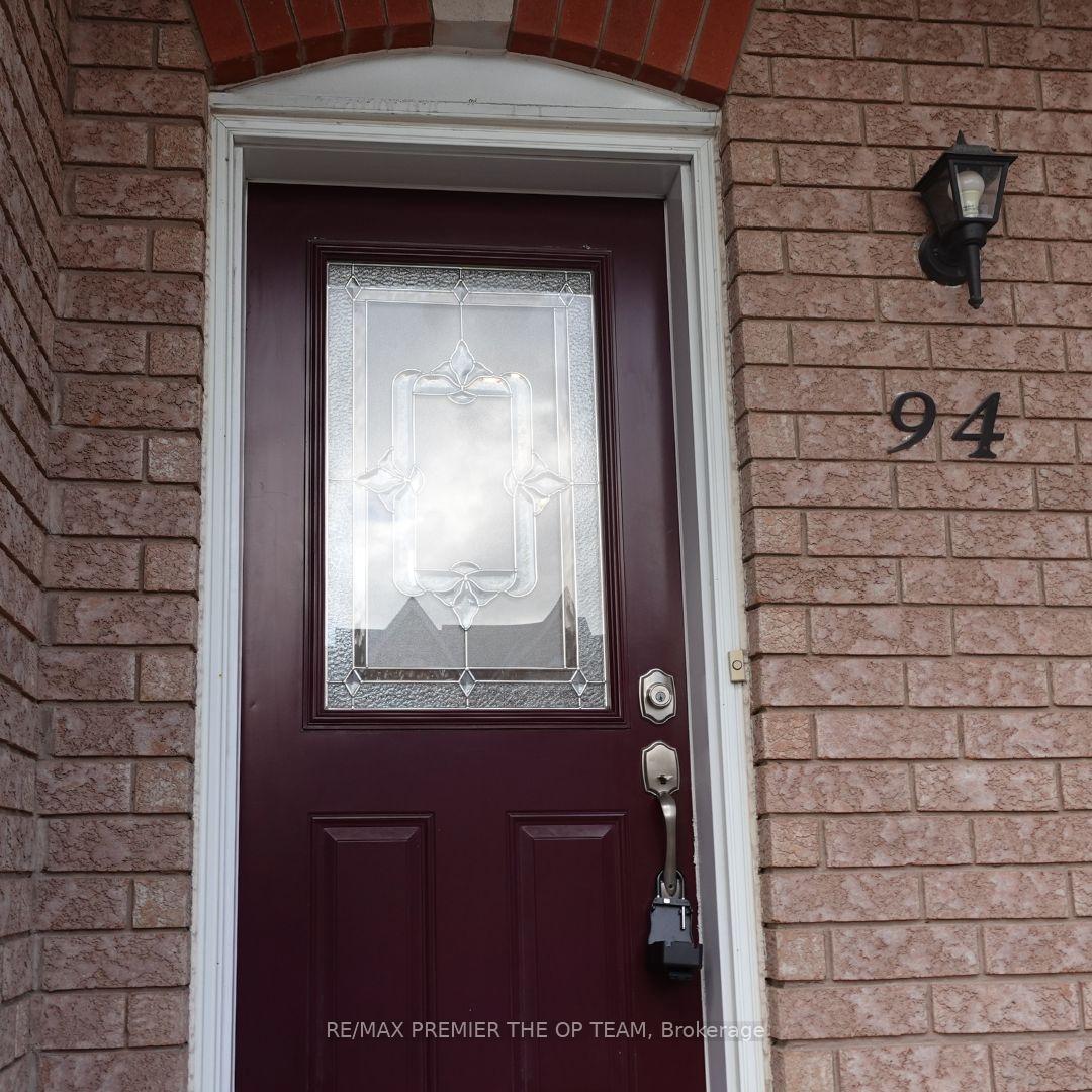 Photo 3 of 94 Kelso Crescent, Vaughan, Maple — HOMEH