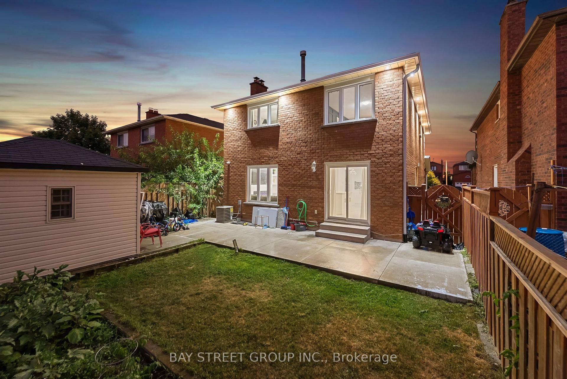 Photo 2 of 34 Lamp Crescent, Vaughan, West Woodbridge — HOMEH