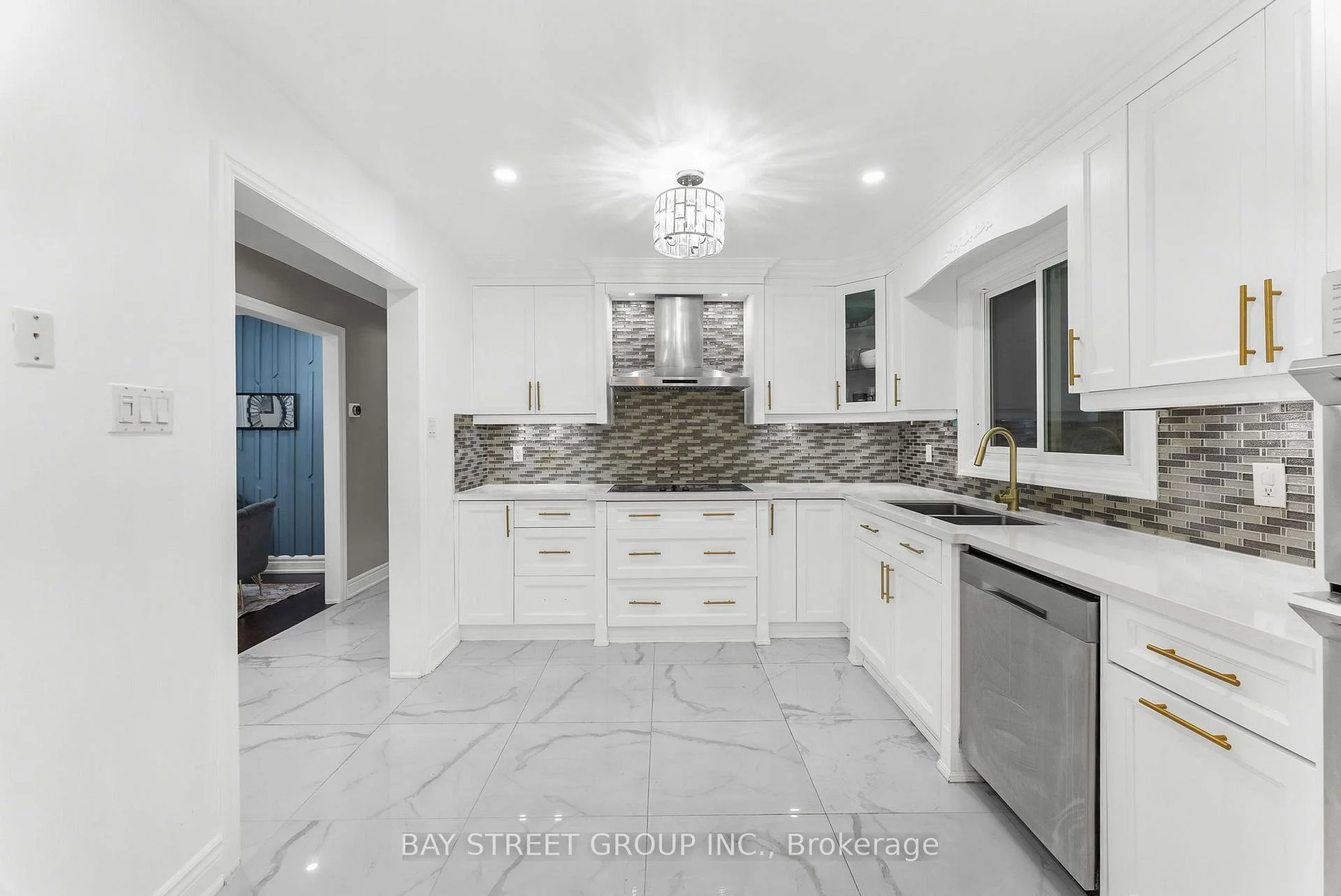 Photo 10 of 34 Lamp Crescent, Vaughan, West Woodbridge — HOMEH