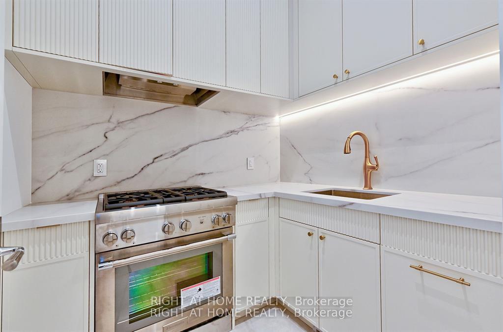 Photo 12 of 27 Hurlingham Crescent, North York, Banbury-Don Mills — HOMEH