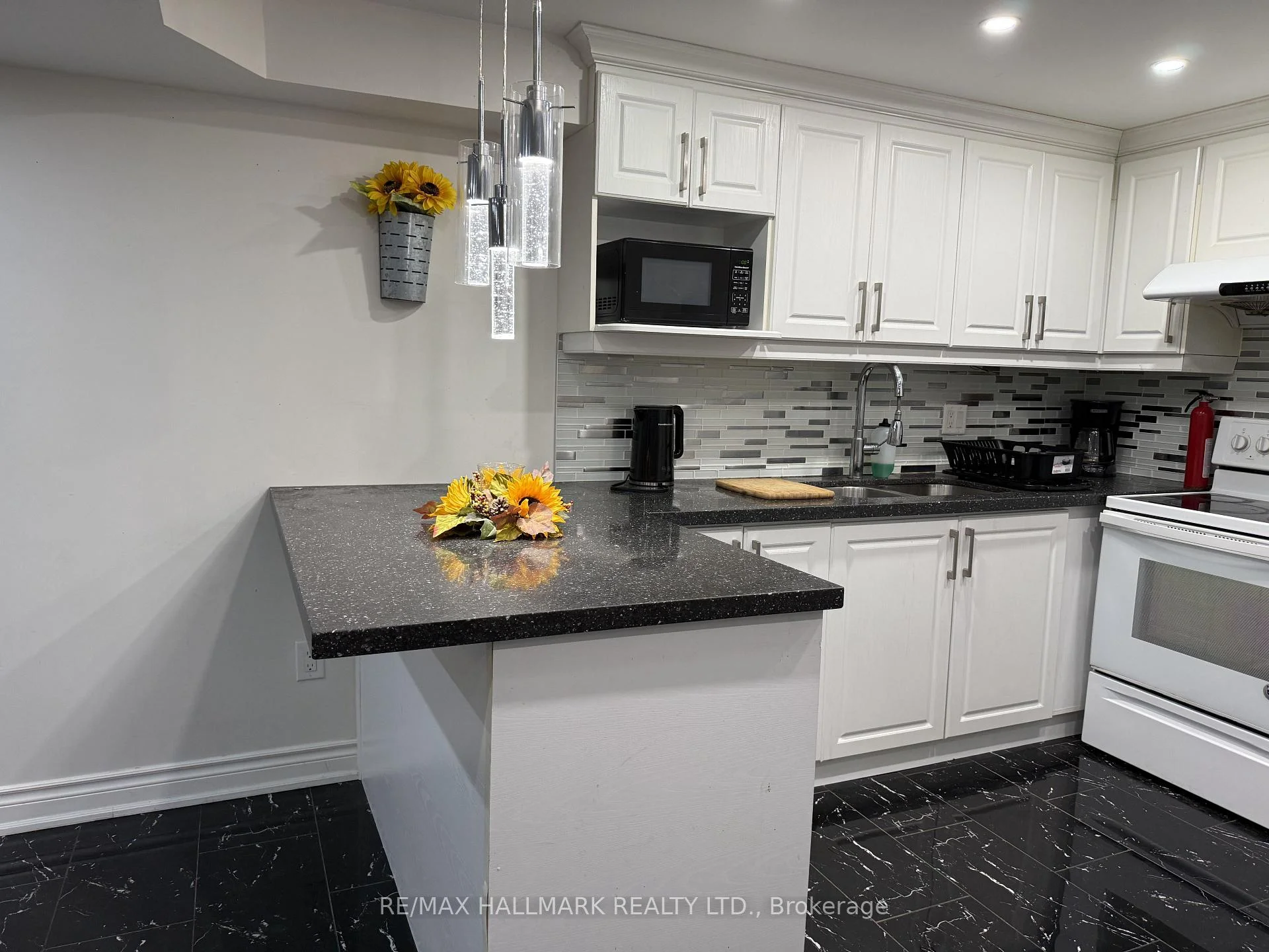 Photo 8 of 90 Black Maple Crescent, Vaughan, Maple — HOMEH