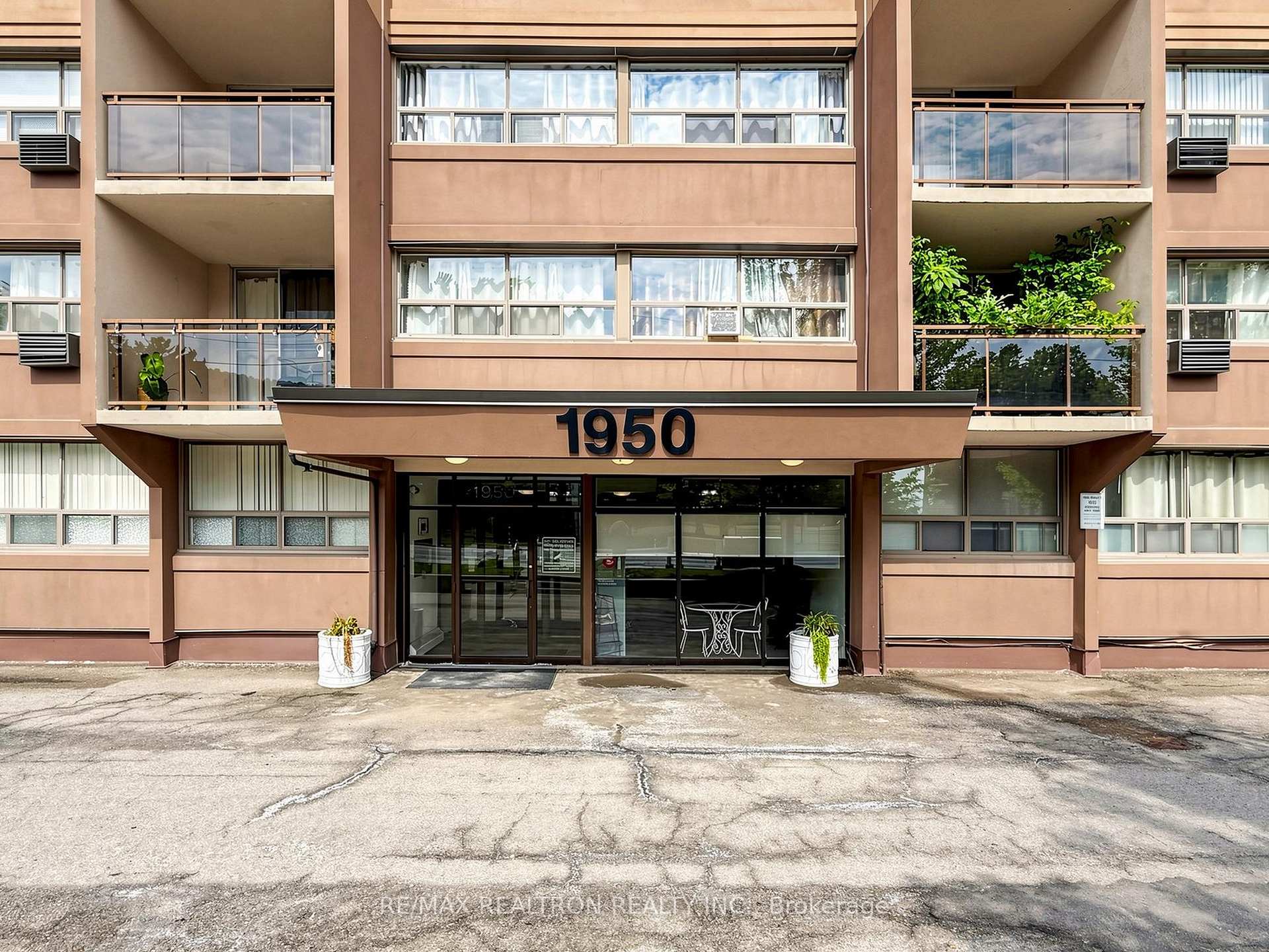 Photo 3 of Unit 904, 1950 Main Street W, Hamilton, Ainslie Wood — HOMEH