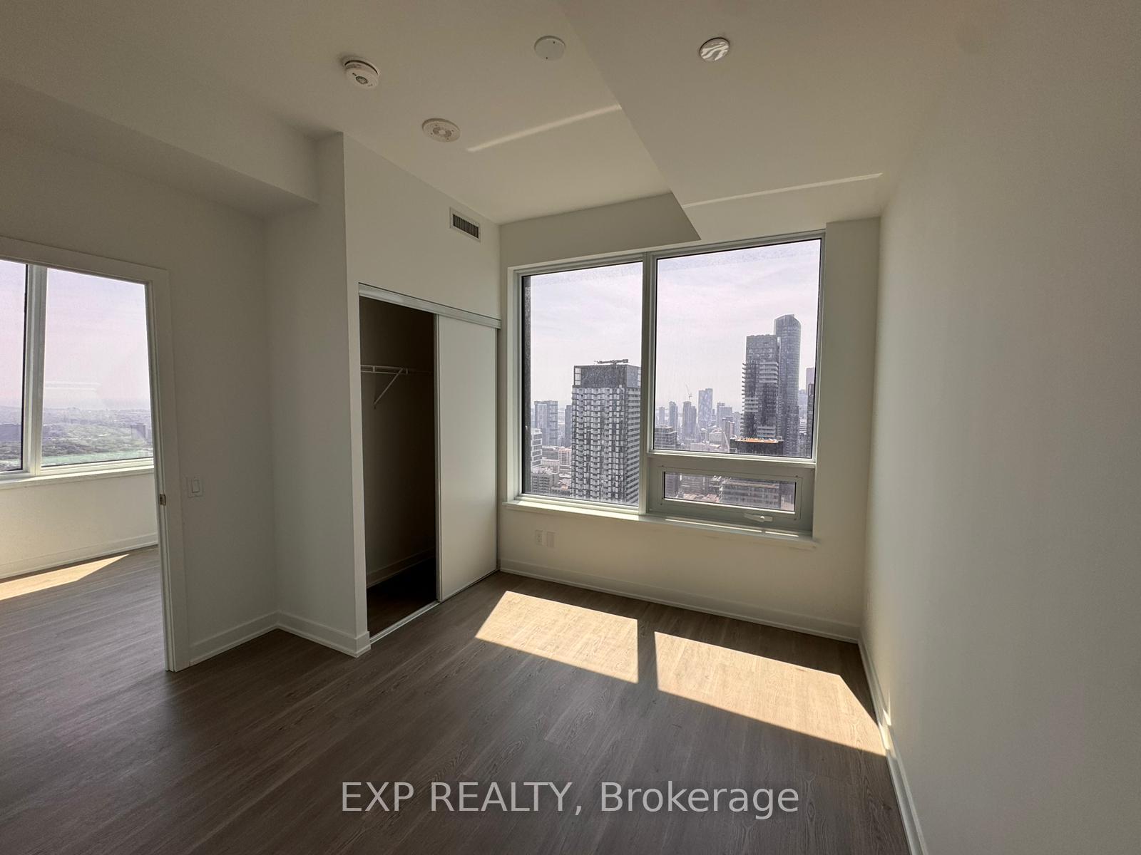 Photo 3 of Unit 5809, 8 Wellesley Street W, Toronto, Bay Street Corridor — HOMEH
