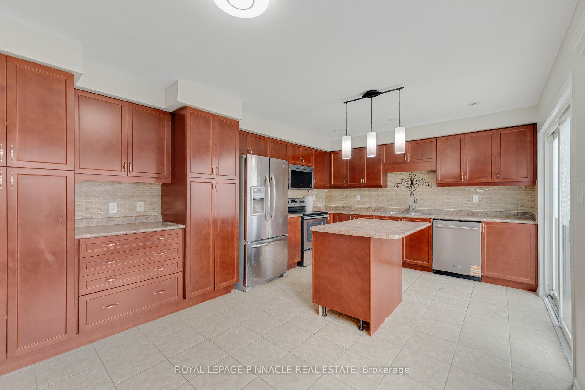 Photo 23 of 135 Baldwin Drive, Cambridge, Silver Heights — HOMEH