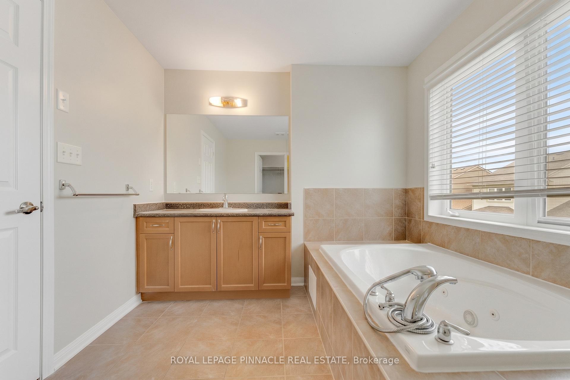 Photo 31 of 135 Baldwin Drive, Cambridge, Silver Heights — HOMEH
