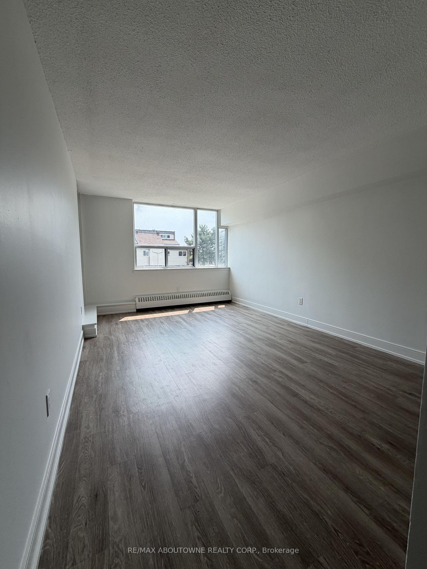 Photo 3 of Unit 202, 145 Wellington Street W, Aurora, Aurora Village — HOMEH