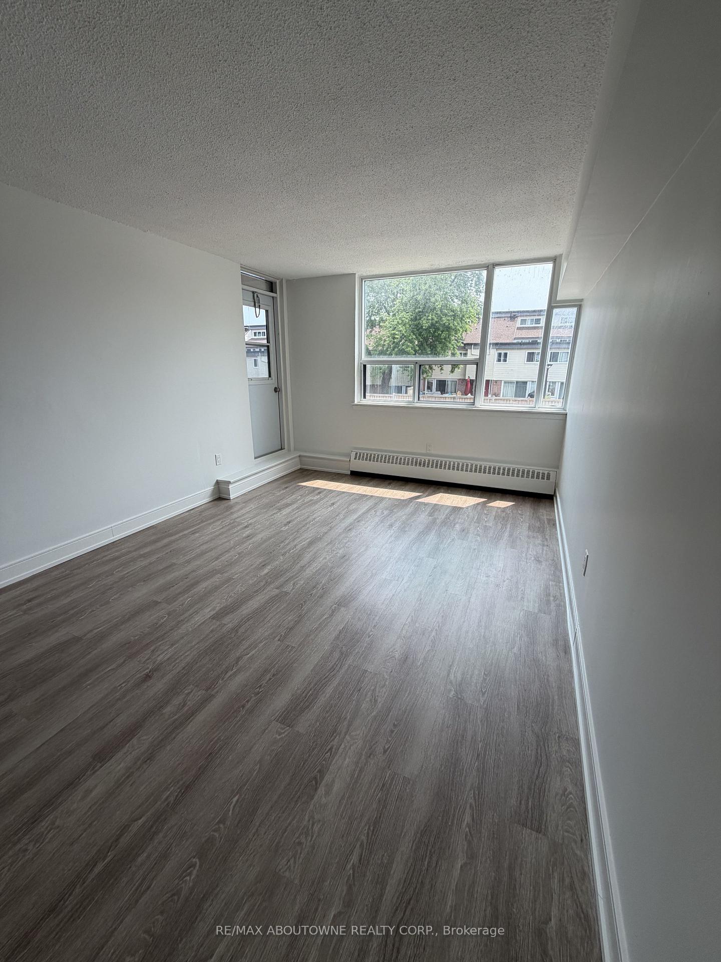 Photo 4 of Unit 202, 145 Wellington Street W, Aurora, Aurora Village — HOMEH