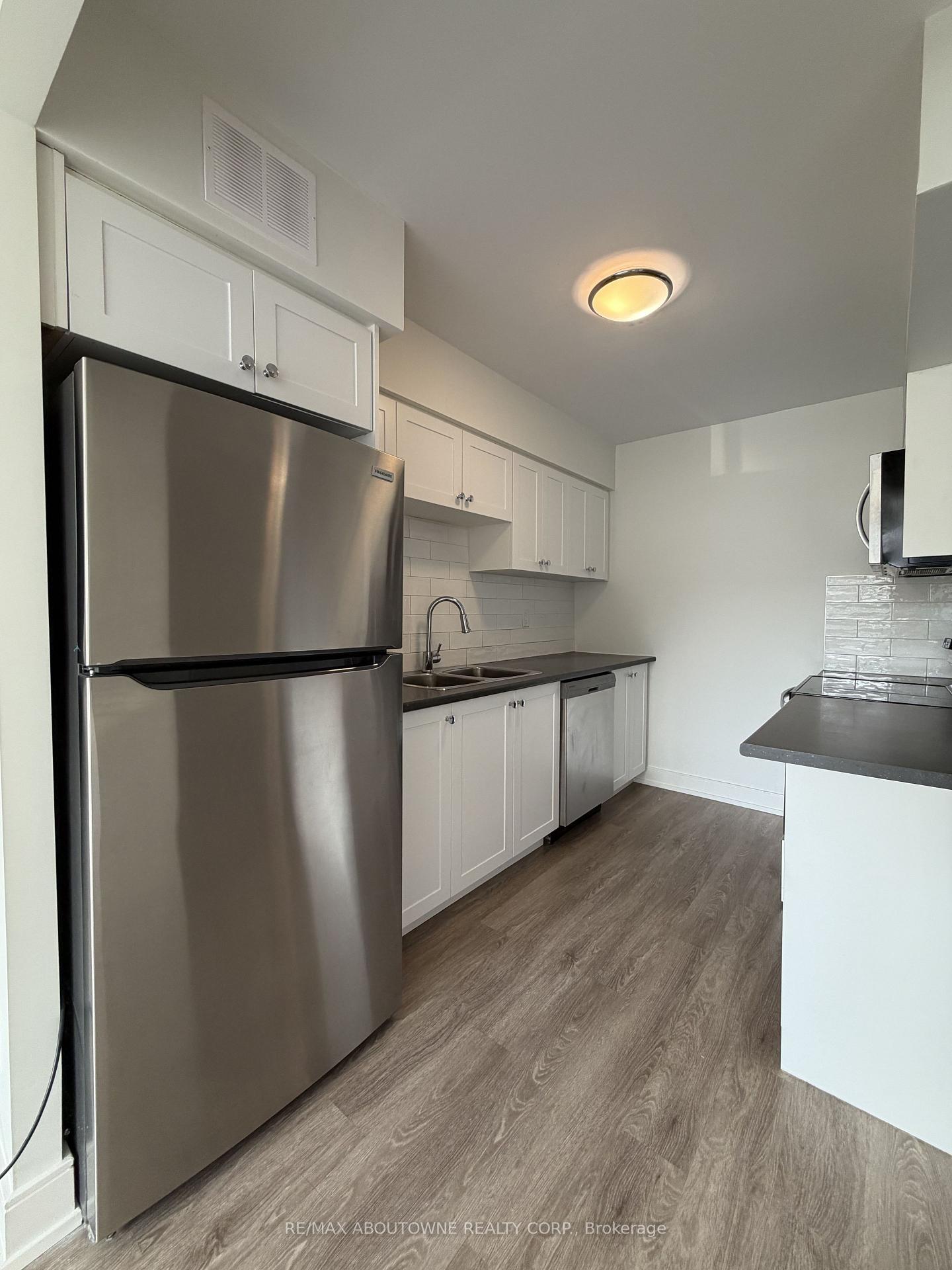 Photo 7 of Unit 202, 145 Wellington Street W, Aurora, Aurora Village — HOMEH