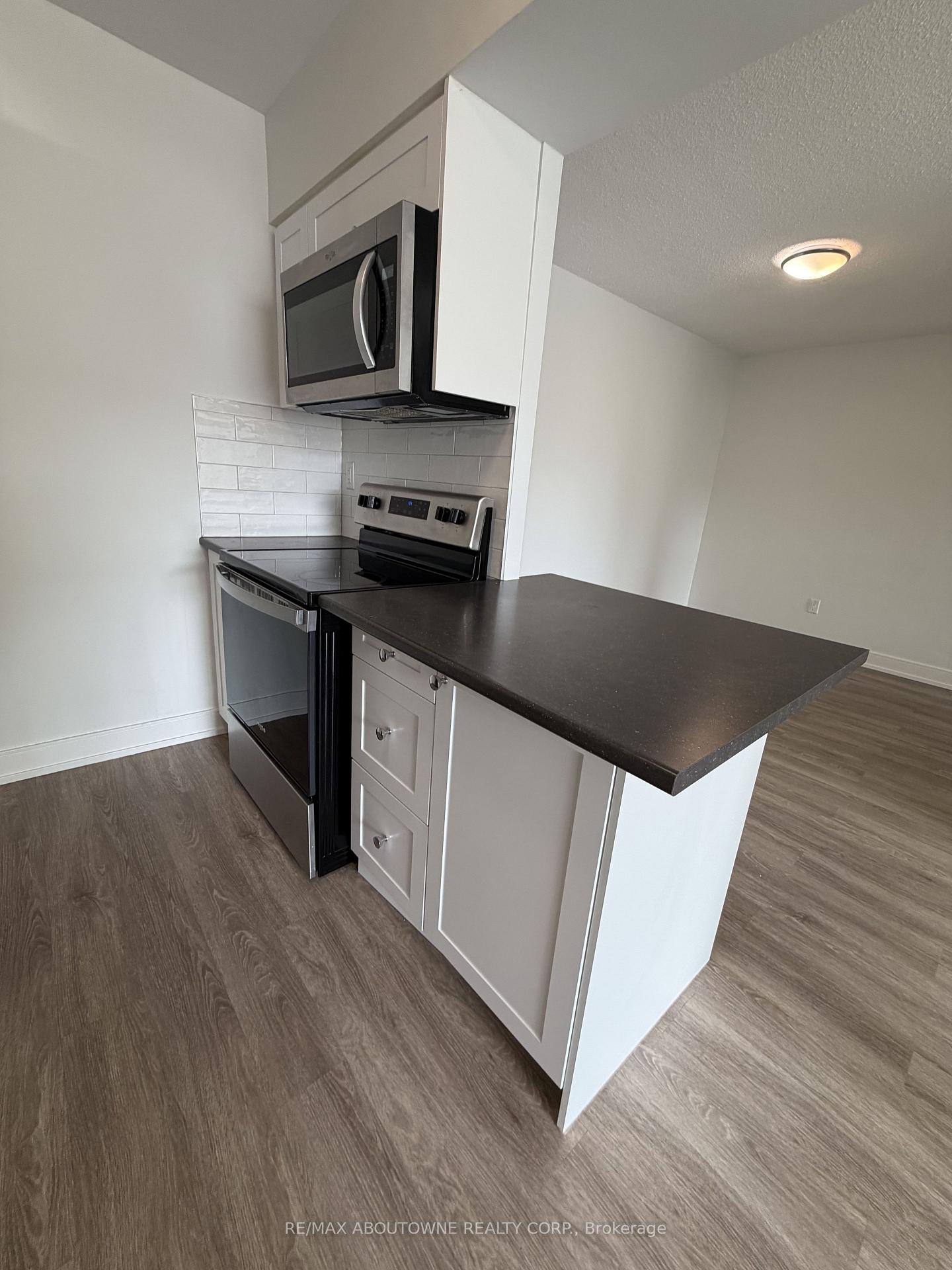 Photo 8 of Unit 202, 145 Wellington Street W, Aurora, Aurora Village — HOMEH