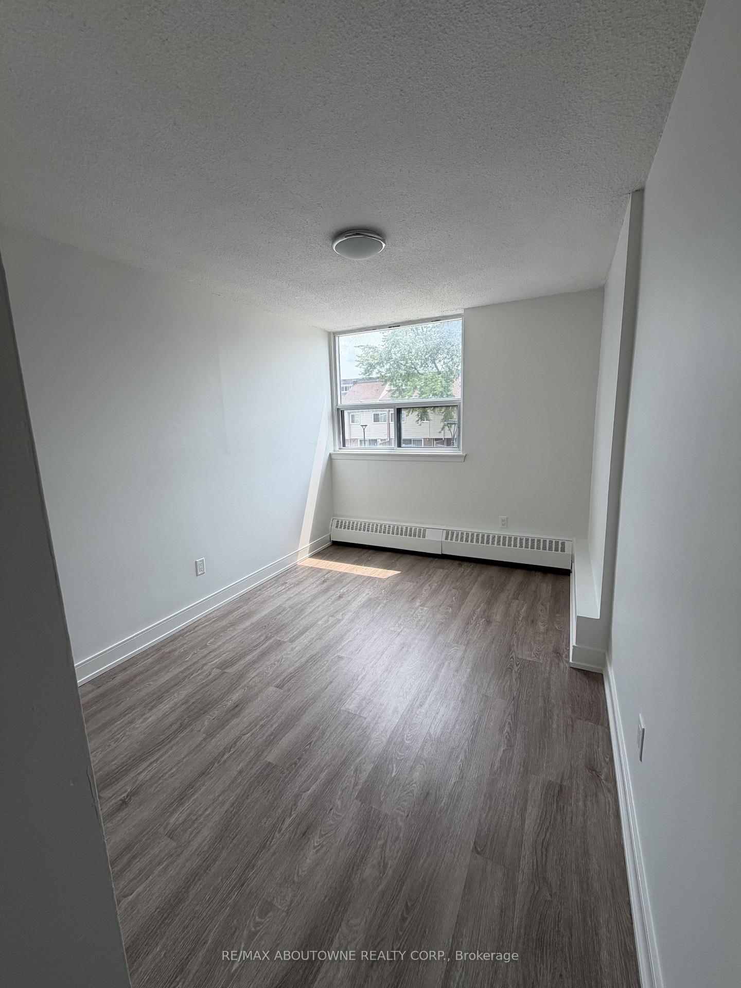Photo 12 of Unit 202, 145 Wellington Street W, Aurora, Aurora Village — HOMEH