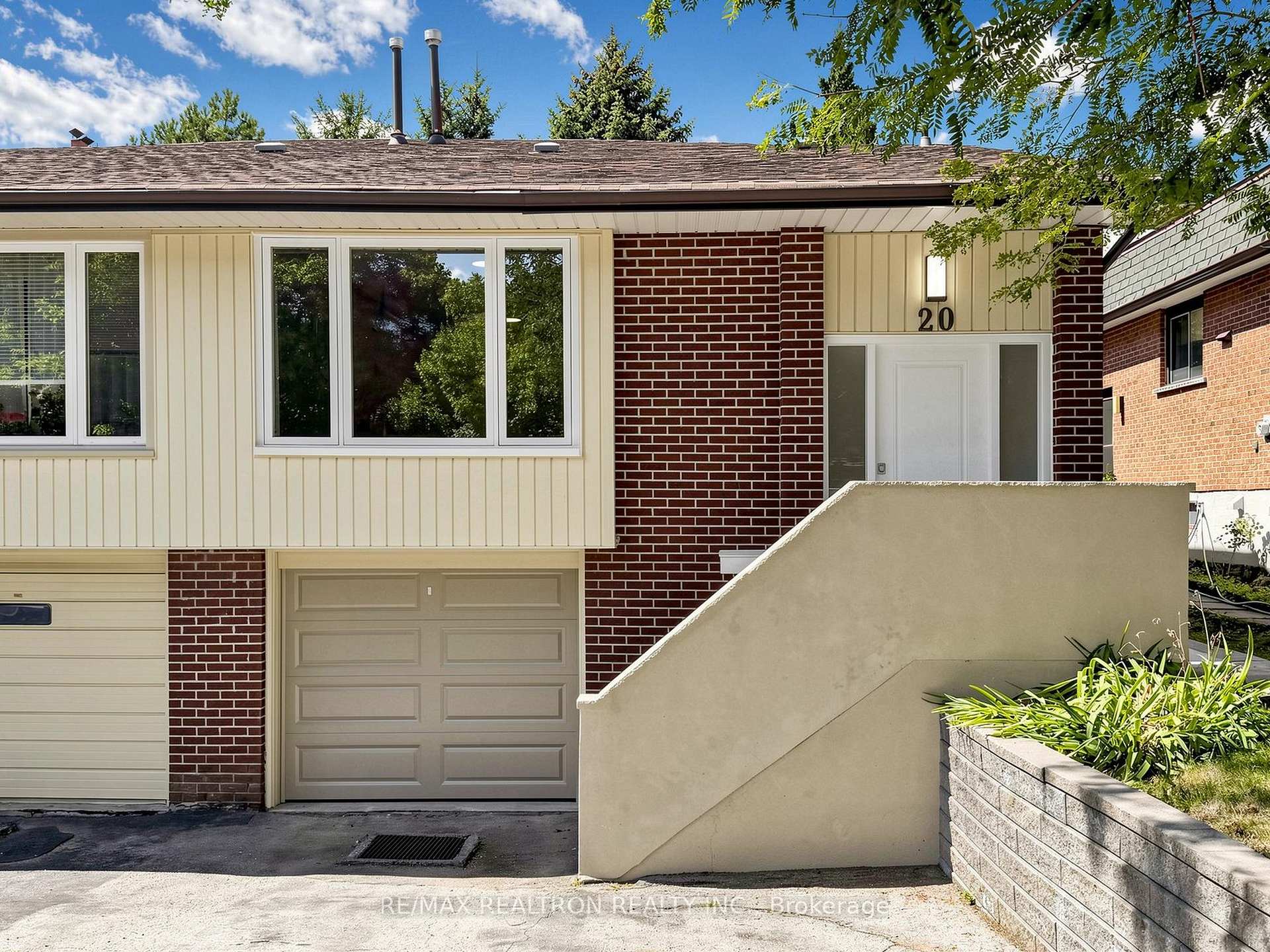 Photo 2 of 20 Harnworth Drive, North York, Hillcrest Village — HOMEH