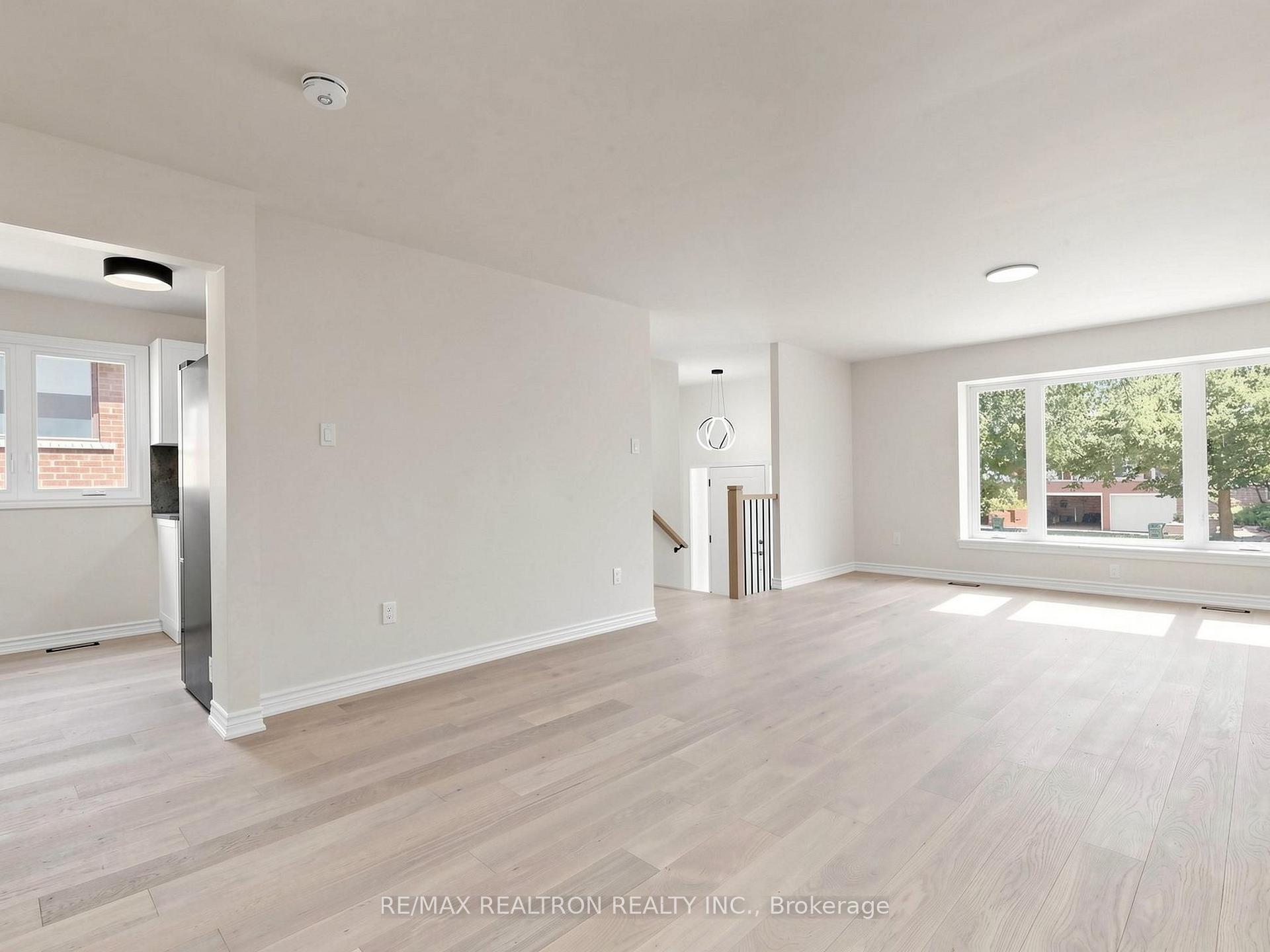Photo 4 of 20 Harnworth Drive, North York, Hillcrest Village — HOMEH