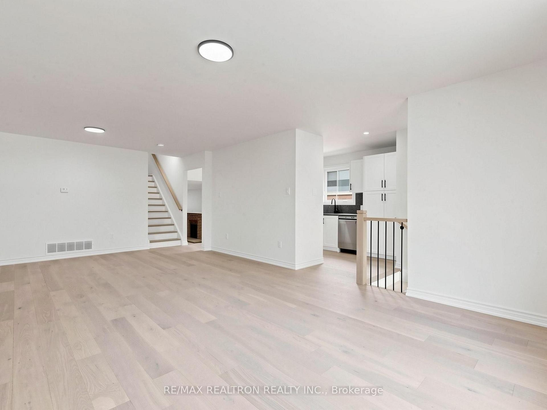 Photo 5 of 20 Harnworth Drive, North York, Hillcrest Village — HOMEH