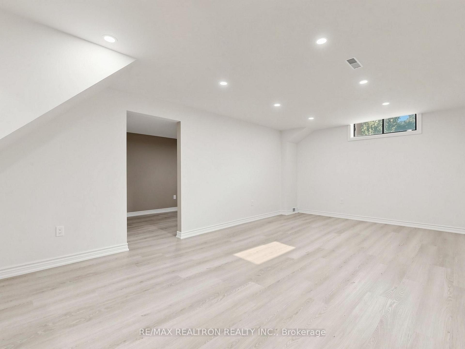 Photo 33 of 20 Harnworth Drive, North York, Hillcrest Village — HOMEH