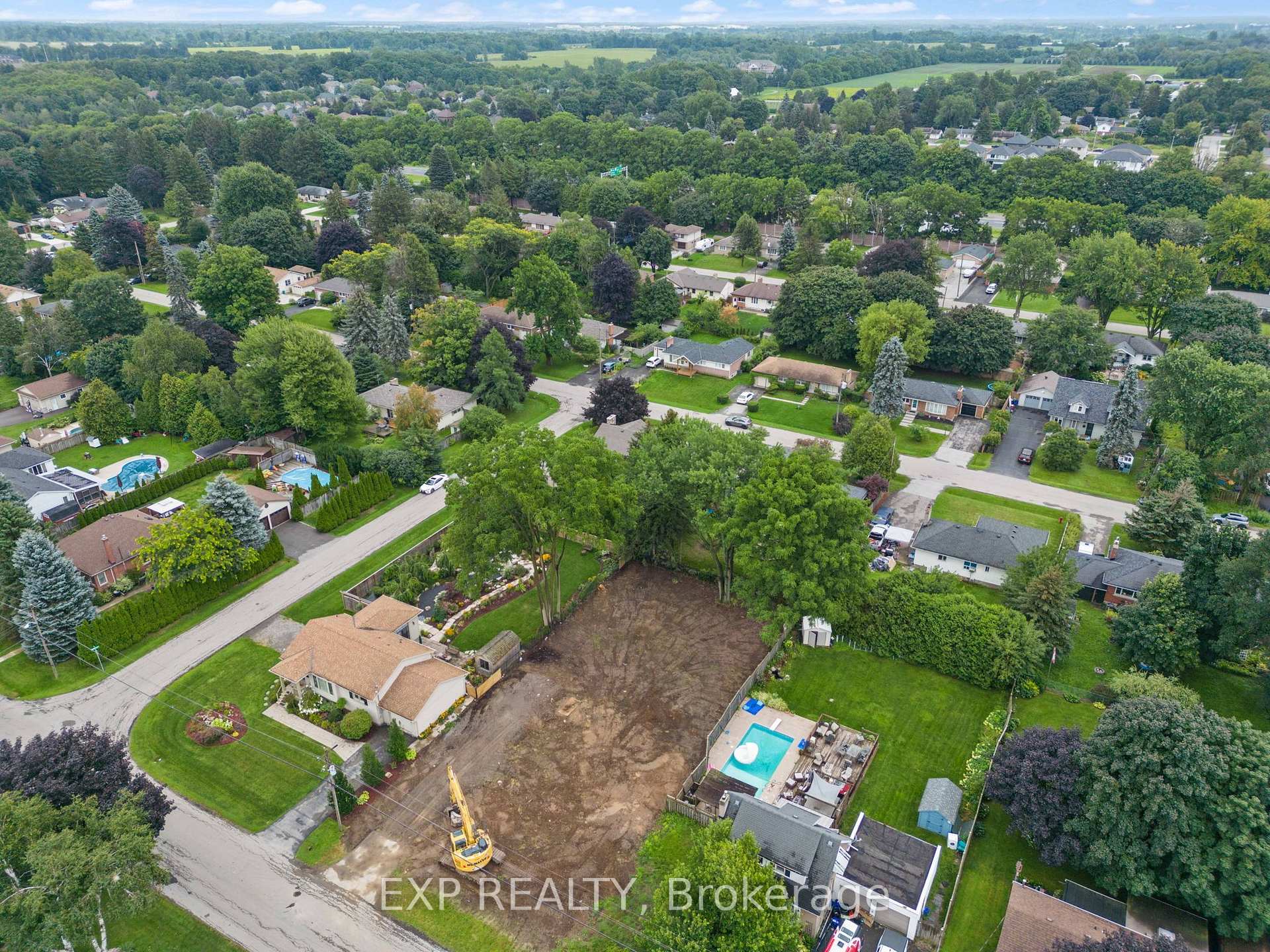 Photo 3 of 28 Calvin Street, Hamilton, Ancaster — HOMEH