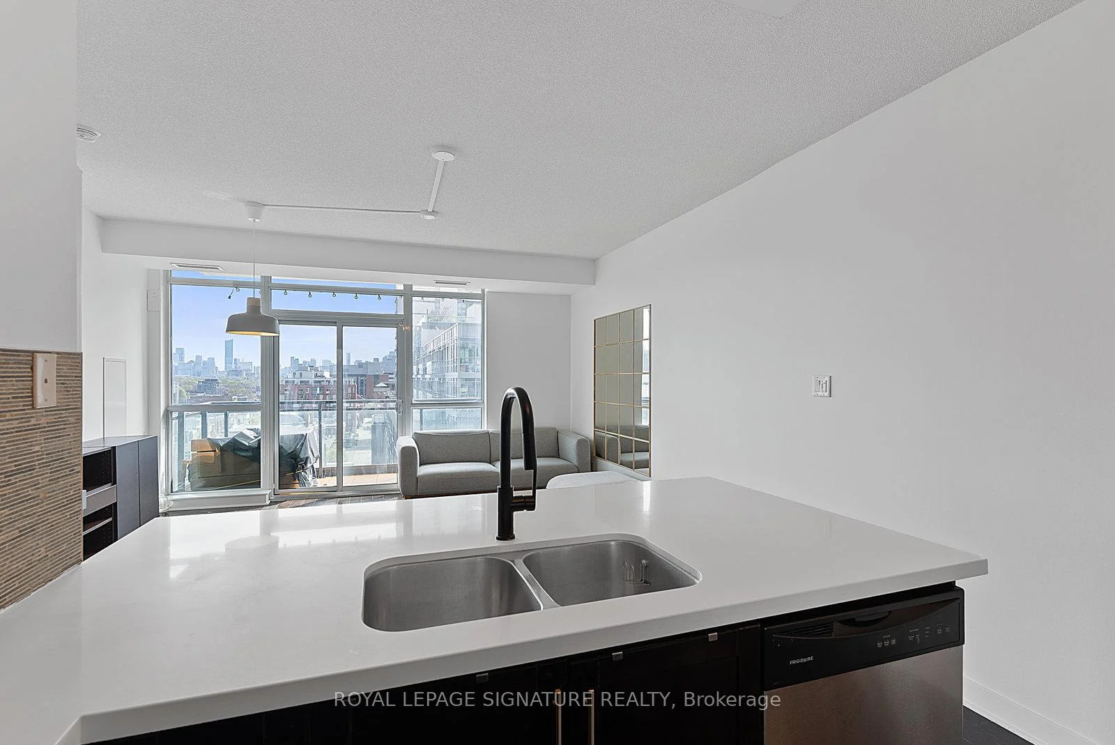 Photo 10 of Unit 904, 1171 Queen Street W, Toronto, Little Portugal — HOMEH