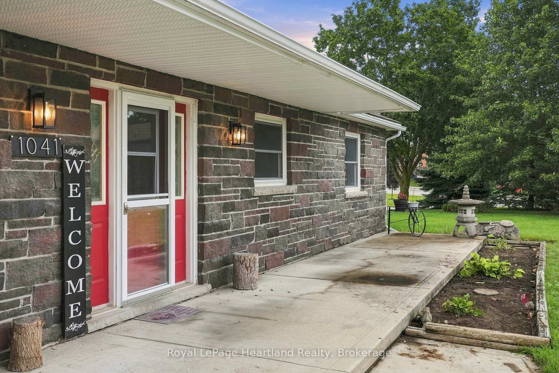 Photo 5 of 1041 Main Street, Howick — HOMEH