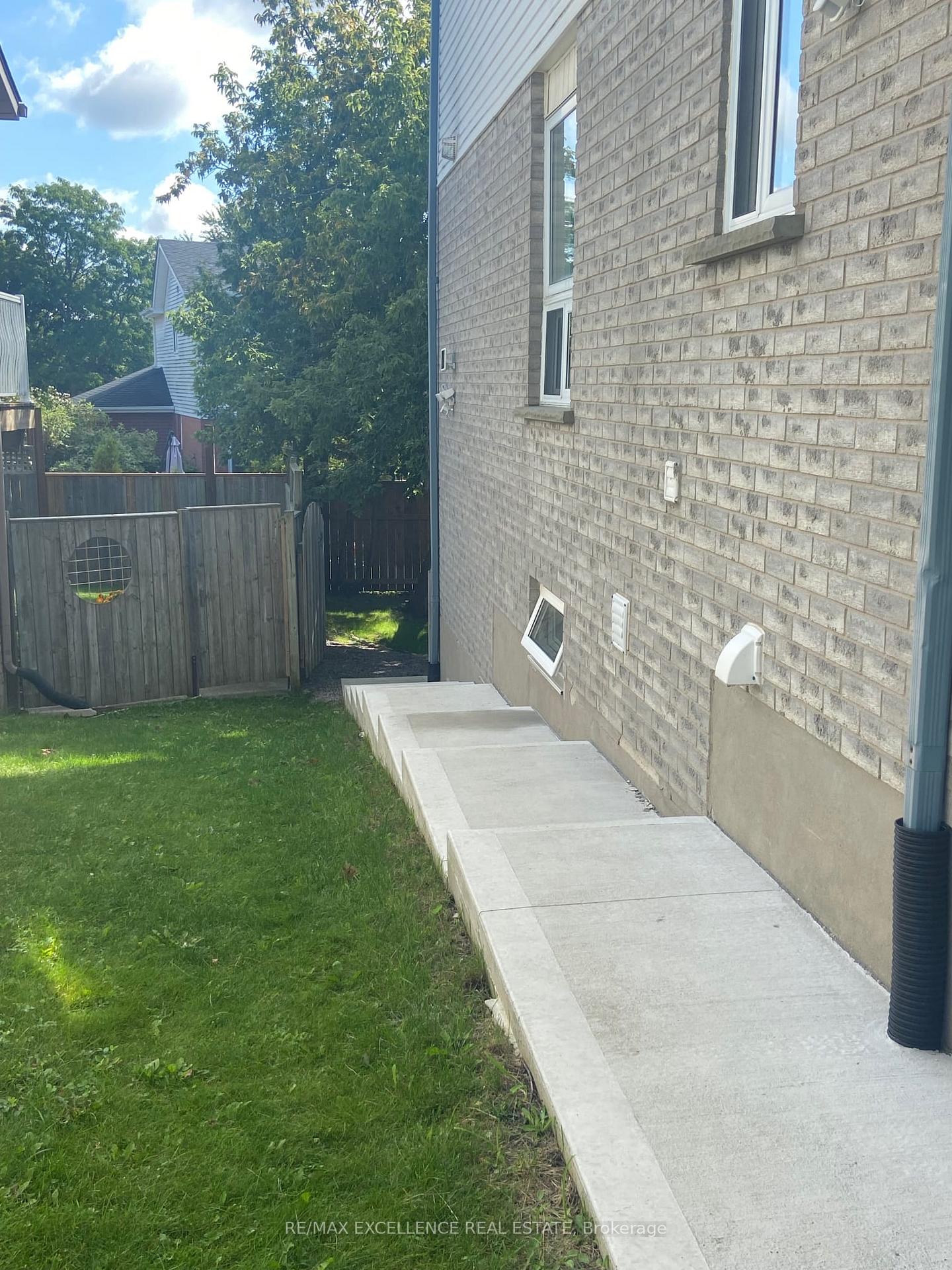 Photo 2 of Unit Walkout Basement, 46 Tradewinds Place, Kitchener, Forest Heights — HOMEH