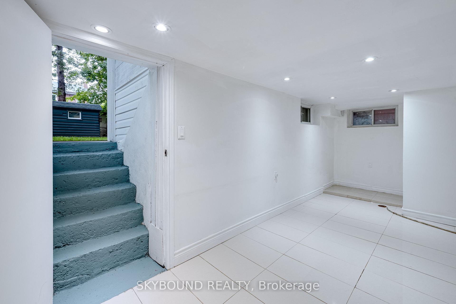 Photo 35 of 43 Craydon Avenue, North York, Mount Dennis — HOMEH