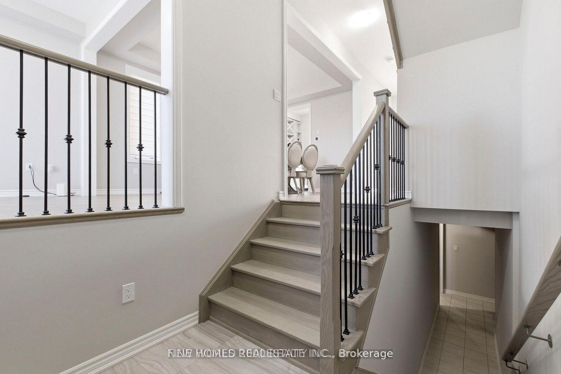 Photo 3 of 147 Bethpage Crescent, Newmarket, Woodland Hill — HOMEH