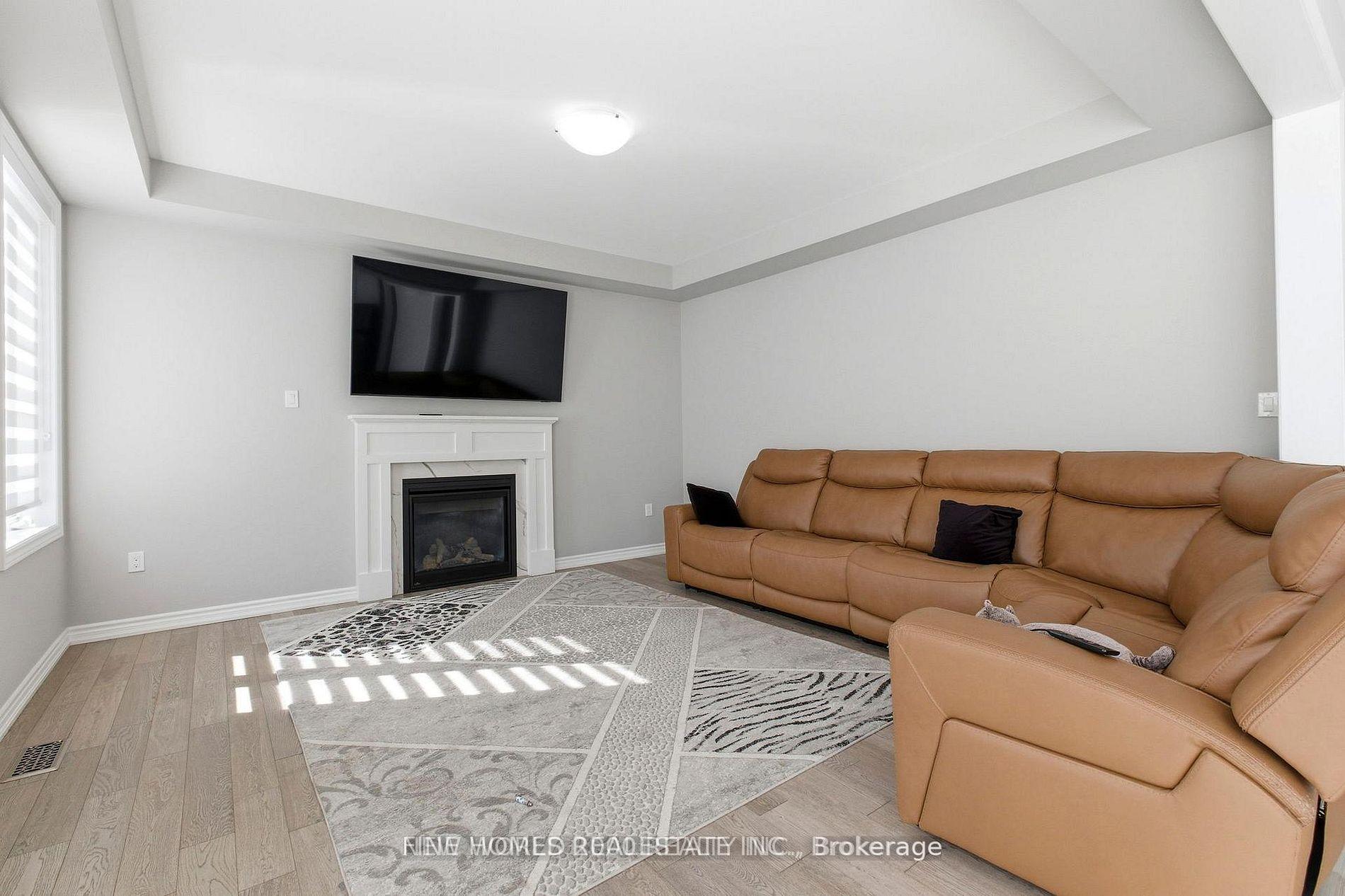 Photo 10 of 147 Bethpage Crescent, Newmarket, Woodland Hill — HOMEH
