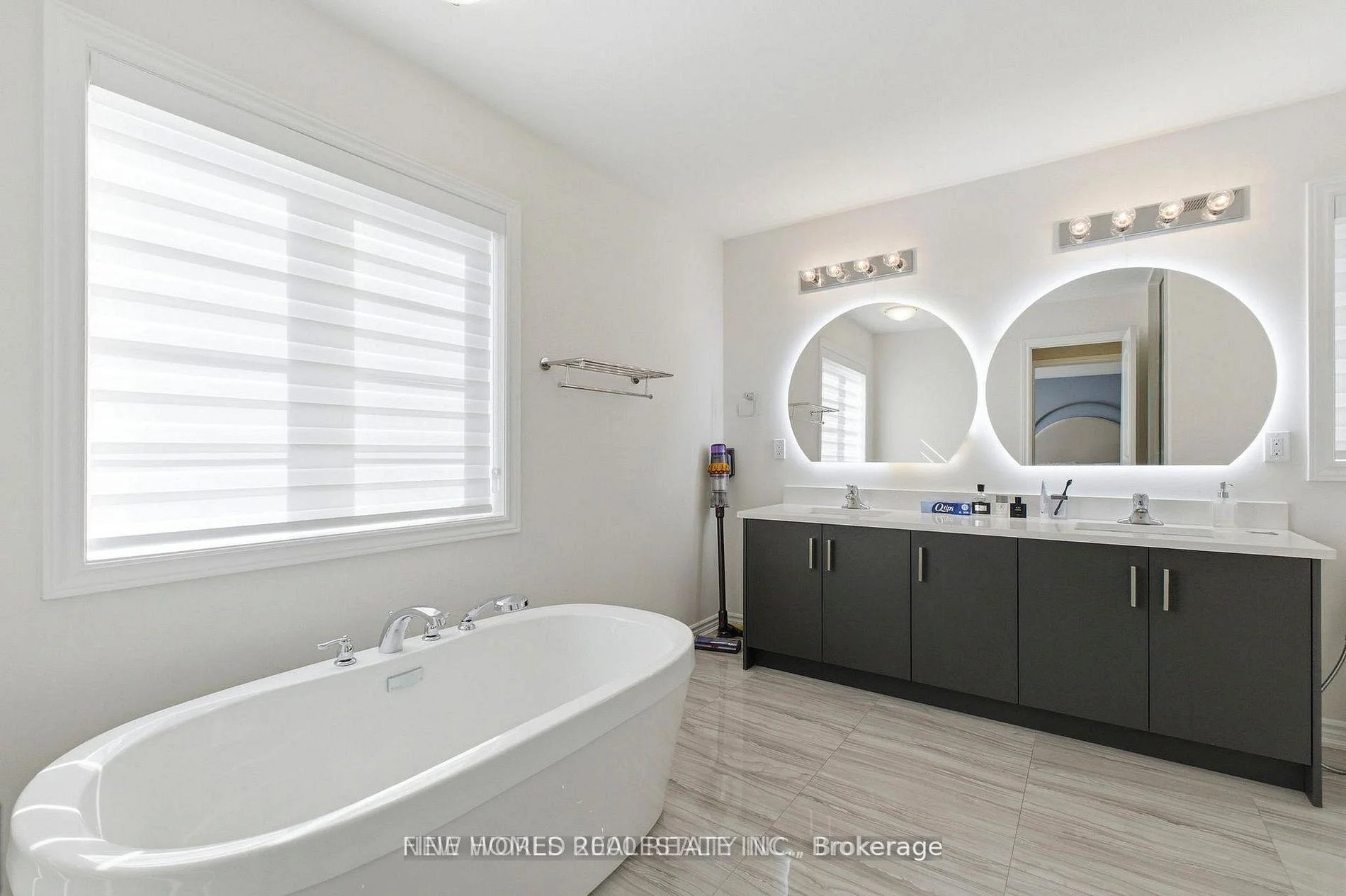 Photo 21 of 147 Bethpage Crescent, Newmarket, Woodland Hill — HOMEH
