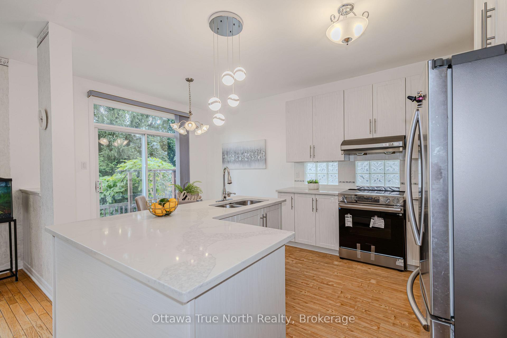 Photo 11 of 43 Evanshen Crescent, Ottawa, Kanata - Kanata Lakes/Heritage Hills — HOMEH