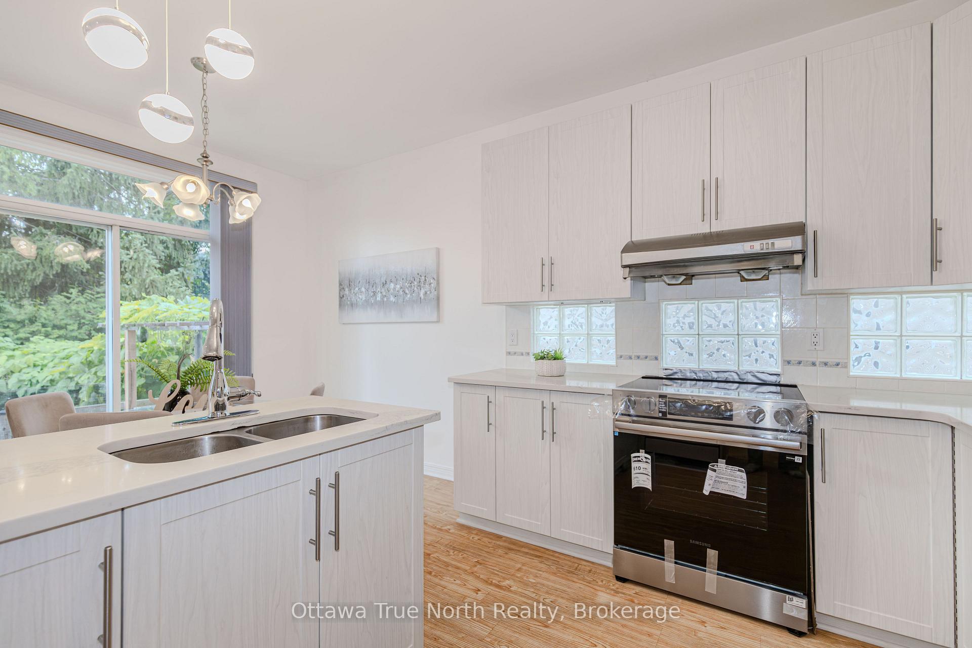 Photo 12 of 43 Evanshen Crescent, Ottawa, Kanata - Kanata Lakes/Heritage Hills — HOMEH