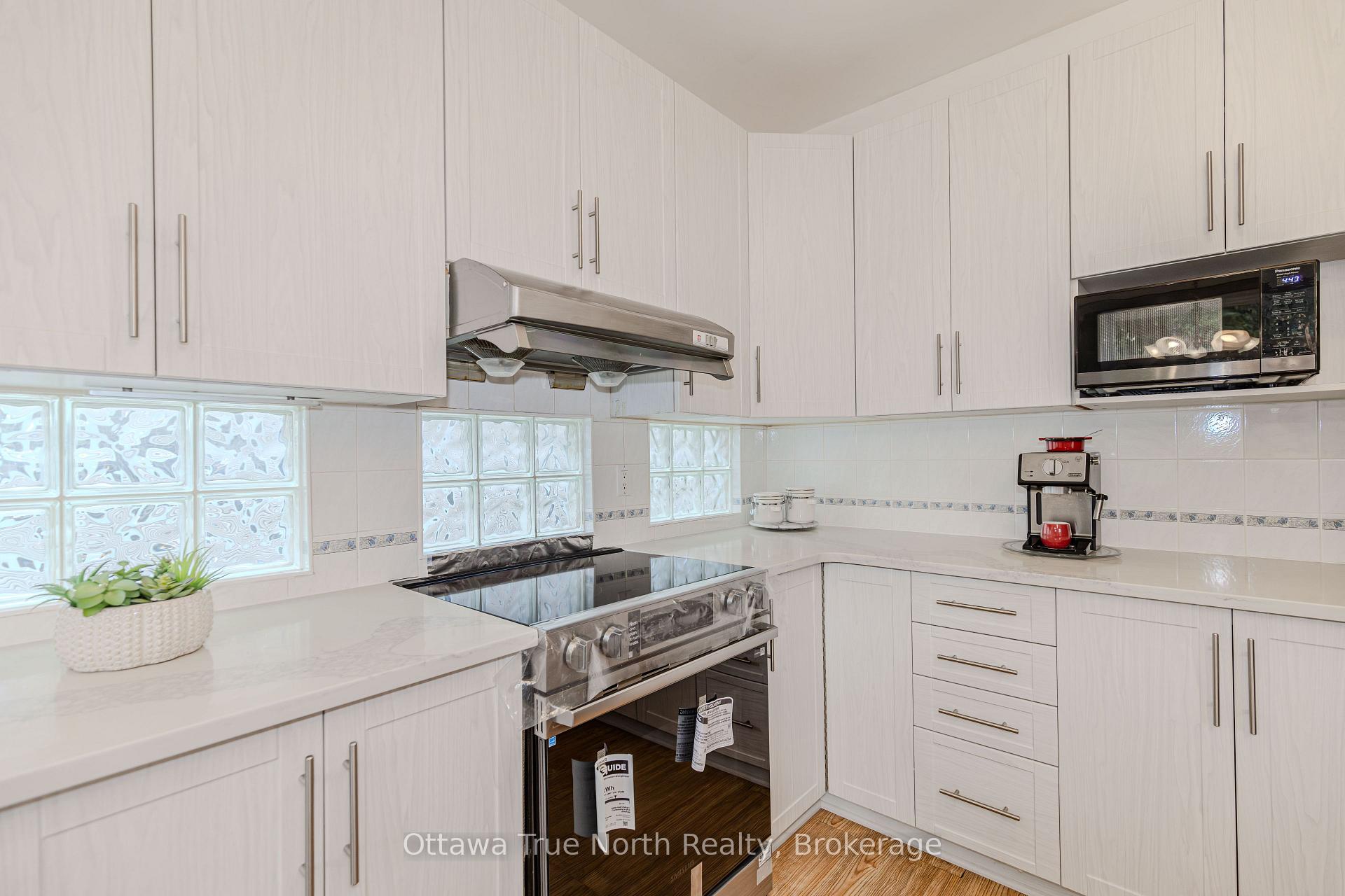 Photo 15 of 43 Evanshen Crescent, Ottawa, Kanata - Kanata Lakes/Heritage Hills — HOMEH