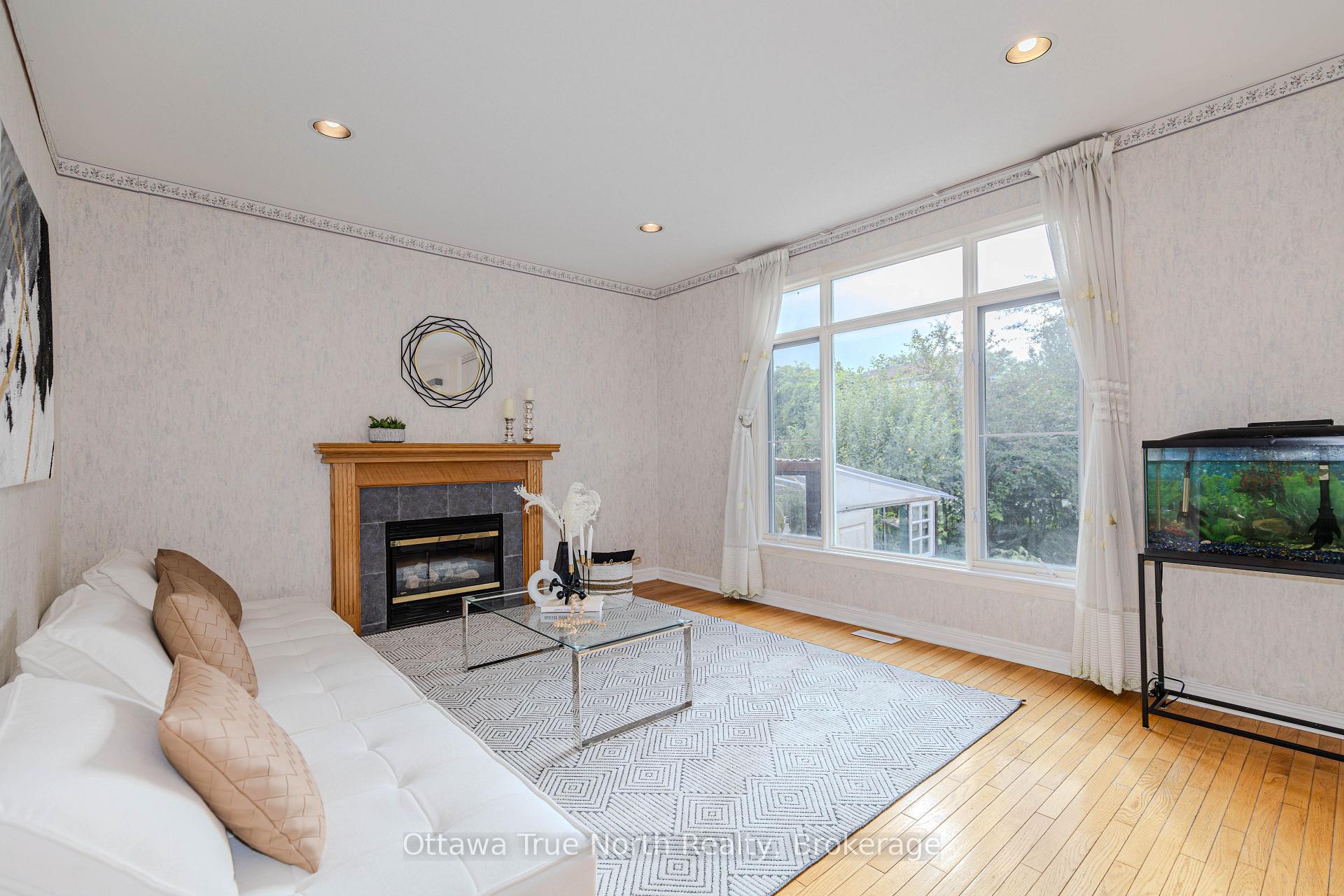 Photo 21 of 43 Evanshen Crescent, Ottawa, Kanata - Kanata Lakes/Heritage Hills — HOMEH