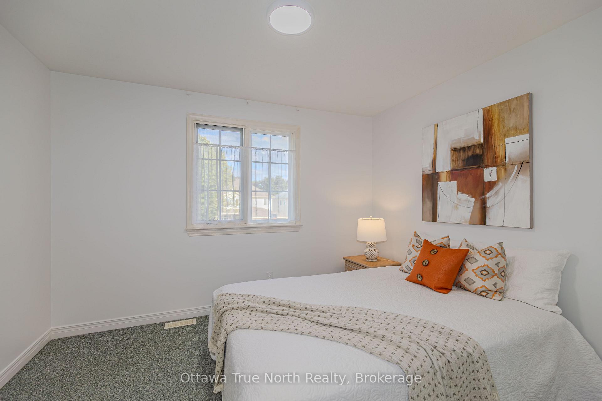 Photo 28 of 43 Evanshen Crescent, Ottawa, Kanata - Kanata Lakes/Heritage Hills — HOMEH