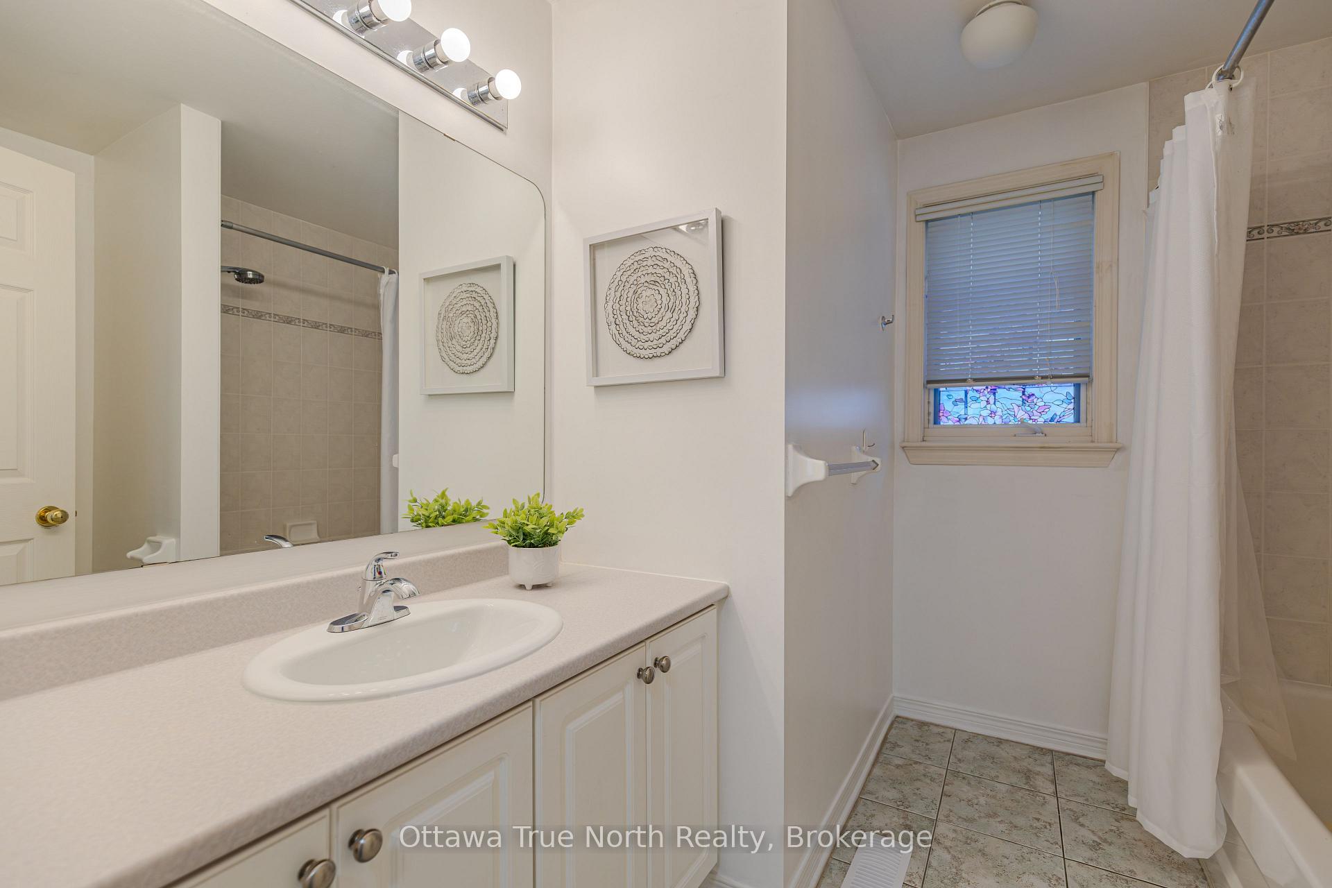 Photo 32 of 43 Evanshen Crescent, Ottawa, Kanata - Kanata Lakes/Heritage Hills — HOMEH